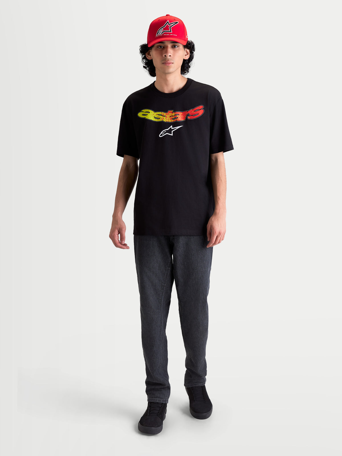 Alpinestars Elliptogrit CSF T-Shirt, Kurzarm-Sportswear-T-Shirt für Herren, Schwarz mit gelb-rotem Astars-Schriftzug im Farbverlauf, lässige Alltagskleidung, Baumwoll-Polyester-Mischgewebe.