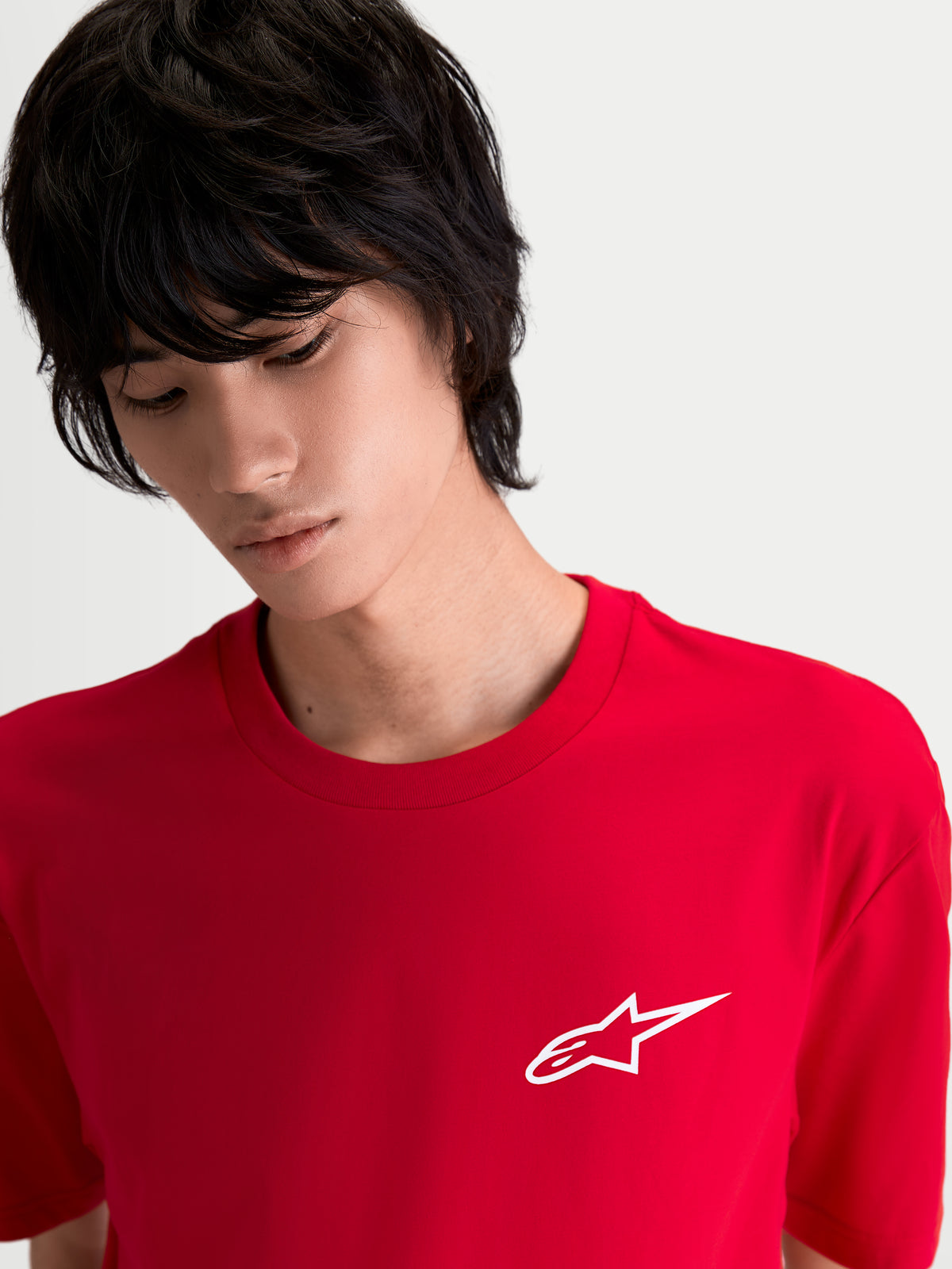 Alpinestars Combo Back CSF T-Shirt, rotes Kurzarm-Sportswear-T-Shirt am Model, mit einem kleinen weißen Astars-Logo auf der Brust, Premium-Baumwoll-Polyester-Mischgewebe für hohen Alltagskomfort.