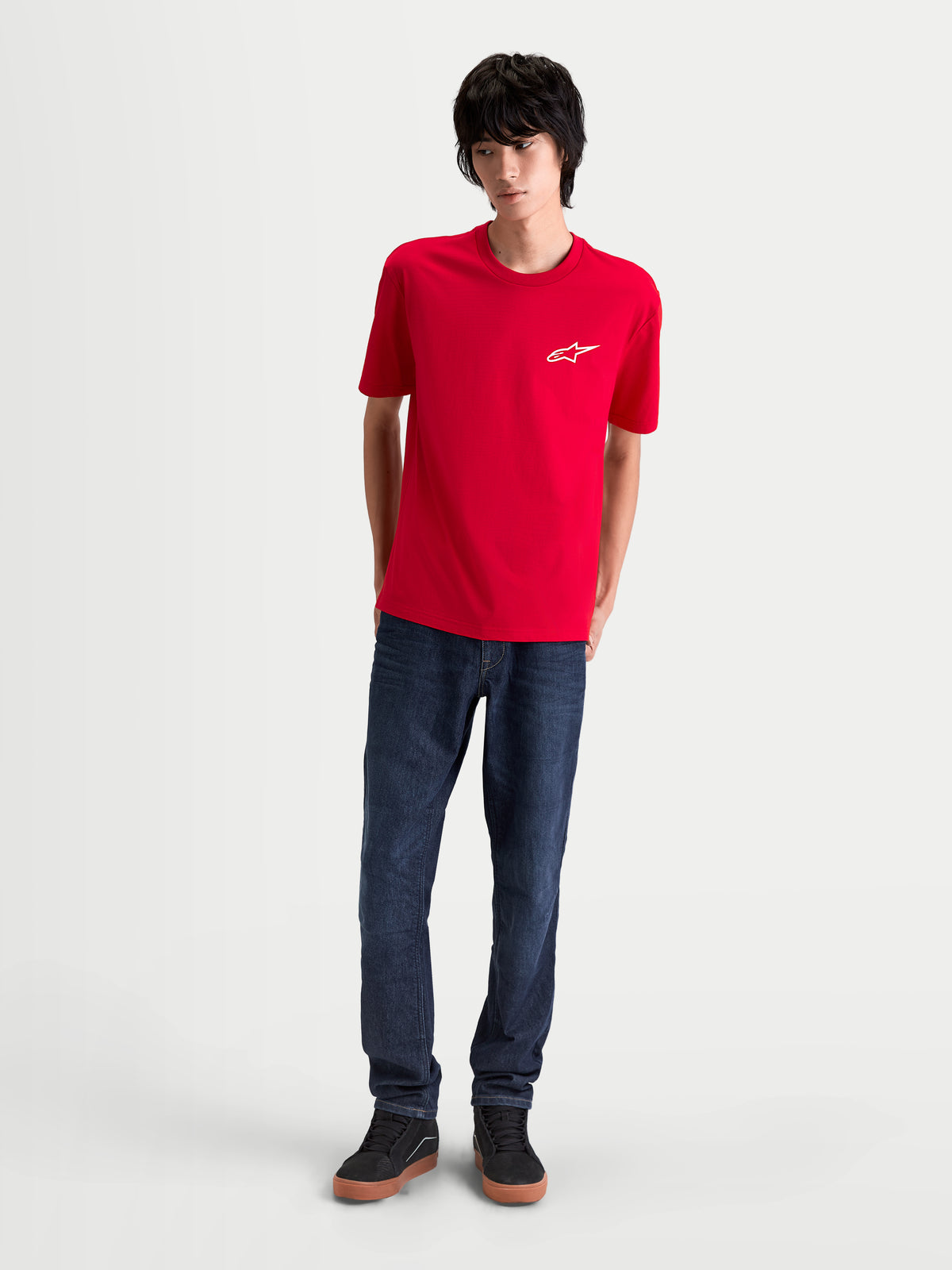 Alpinestars Combo Back CSF T-Shirt, Herren-Kurzarm-T-Shirt in Rot mit weißem Astars-Logo auf der Brust, Baumwoll-Polyester-Mischung, lässige Motorsport-Sportswear, On-Model-Foto.