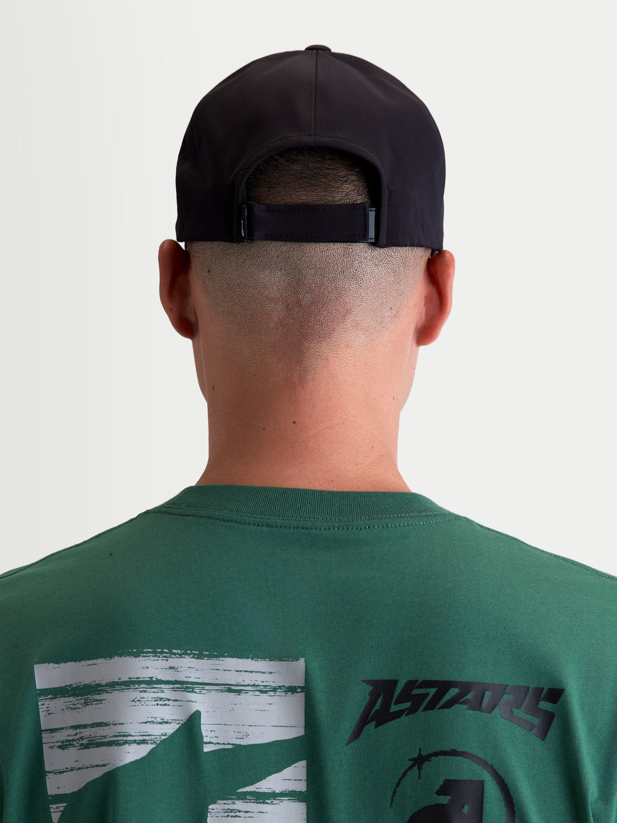 Alpinestars Algo Perf Adjustable Kappe, Motorsport-Sportswear-Kappe, Schwarz, Rückansicht am Modell zeigt den verstellbaren Verschluss, technisches Gewebe, Unisex.