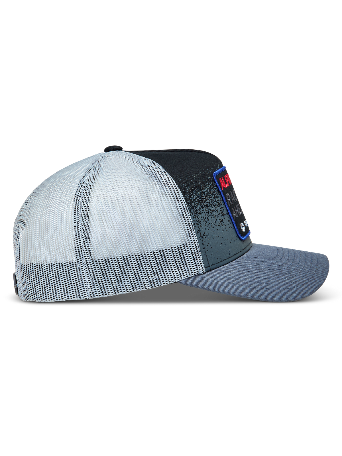 Alpinestars Gravel Trucker-Mütze, grau-schwarze Lifestyle-Kappe mit weißem Mesh-Rücken und gebogenem Schirm, Seitenansicht.