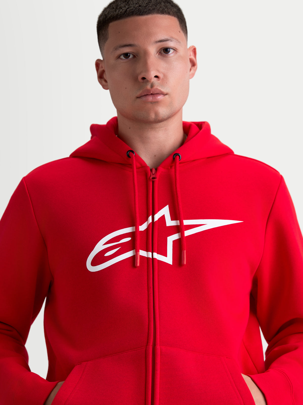 Alpinestars Ageless Zip V3 Hoodie, rote Kapuzenjacke mit Reißverschluss, Sportswear für Herren und Damen, weißes A-Star-Brustlogo, verstellbare Kapuze mit Kordelzug und verdecktem Reißverschluss, Rot und Weiß.