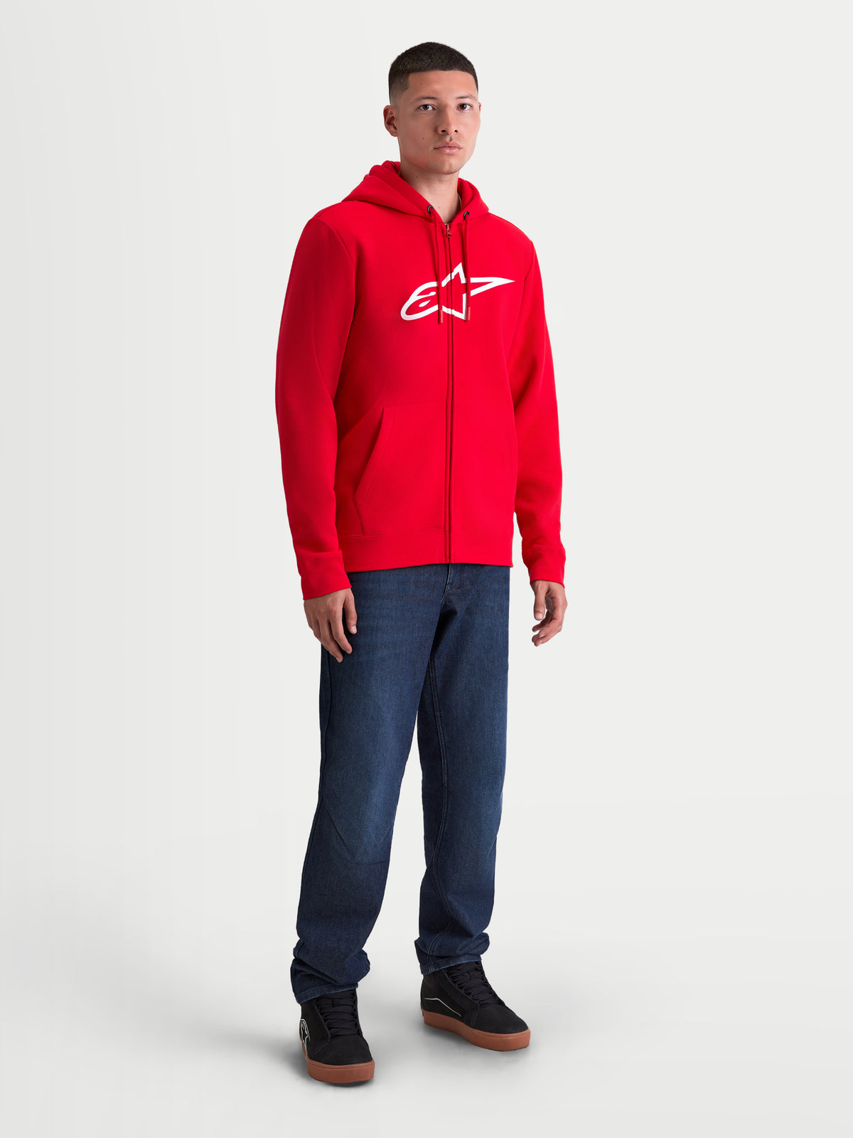 Alpinestars Ageless Zip V3 Hoodie, Kapuzensweatjacke mit Reißverschluss, Rot und Weiß, Sportswear-Fleece aus Baumwoll-Polyester-Mischung, mit weißem Logo-Print auf der Brust und verdecktem Spiralreißverschluss, lässige Motorsport-Lifestyle-Bekleidung, am Model getragen.