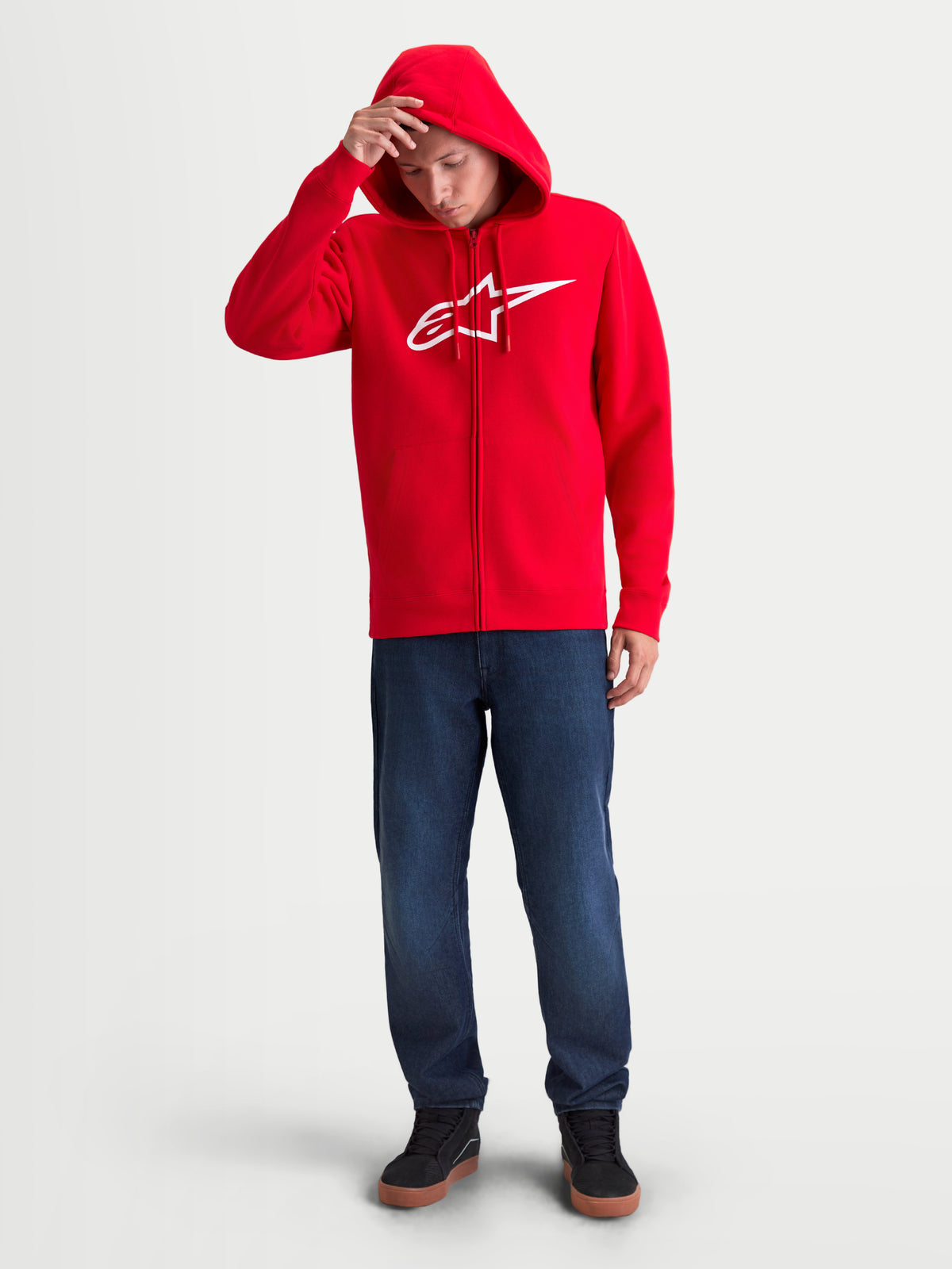 Alpinestars Ageless Zip V3 Hoodie, Rot und Weiß, Herren-Sportswear-Fleecejacke mit durchgehendem Reißverschluss am Modell, mit weißem Alpinestars Brustlogo, Kapuze mit Kordelzug und Rippbündchen. Ideal für lässige Motorsport-Fans.
