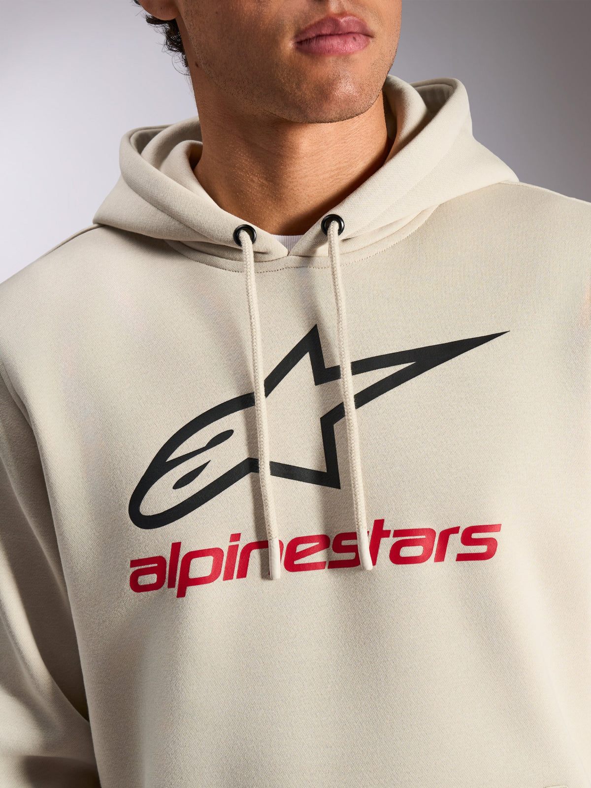 Alpinestars Always V3 Hoodie, lässige Streetwear, Off-White mit schwarzem Stern-Logo und rotem Alpinestars-Schriftzug, Kapuze mit Kordelzug, Premium-Fleece, modernes, vom Motorsport inspiriertes Design