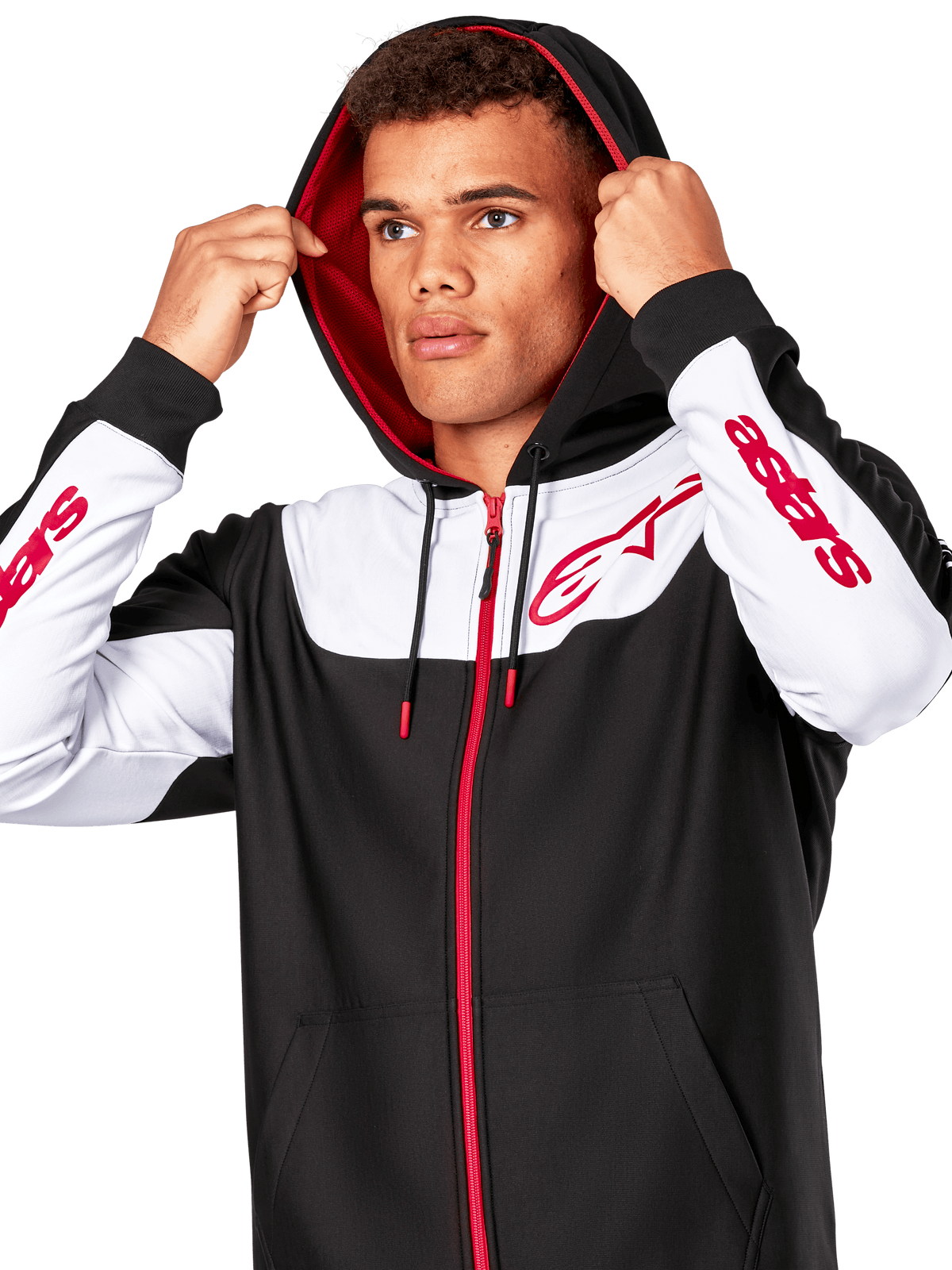 Alpinestars Sessions V3 Hoodie, Schwarz, Weiß und Rot, Kapuzenjacke mit Reißverschluss, getragen von einem Mann mit aufgesetzter Kapuze, rote Alpinestars-Logos auf der Brust und den Ärmeln, lässige Motorsport-Streetwear