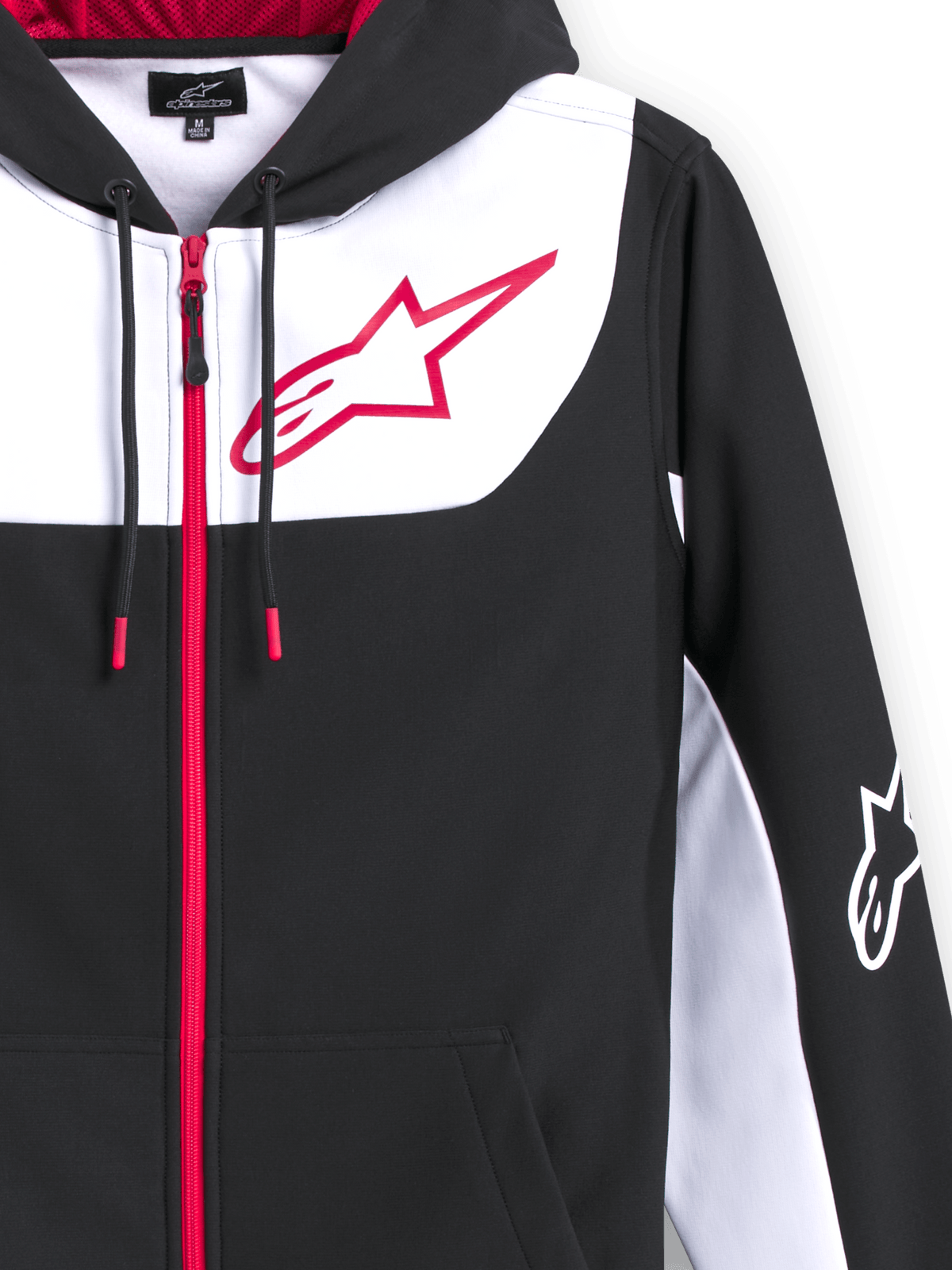 Alpinestars Sessions V3 Hoodie, Kapuzenjacke mit Frontreißverschluss aus Poly-Fleece, Schwarz mit weißen und roten Akzenten, großes rotes Alpinestars Stern-Logo auf der Brust, roter Frontreißverschluss, Kordeln mit roten Enden und weißes Logo auf dem Ärmel, lässiges vom Motorsport inspiriertes Design