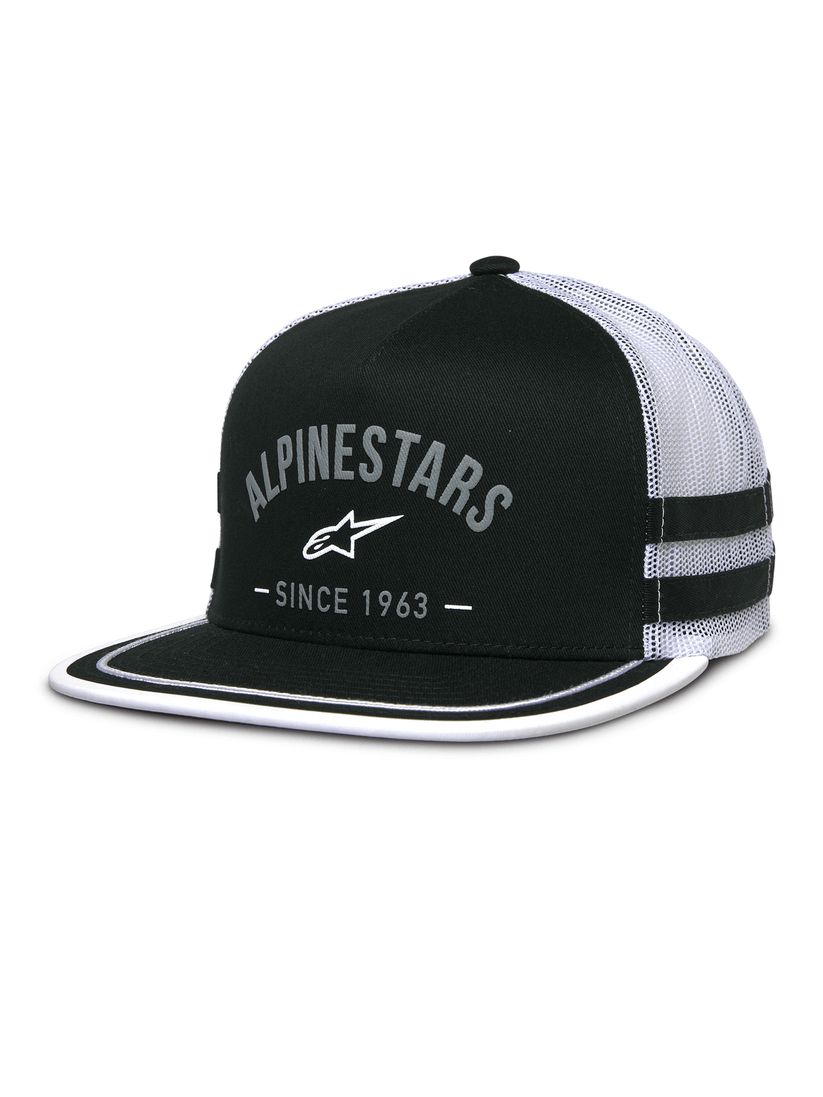 Alpinestars Backline Trucker Hat, schwarze Twill-Vorderseite und weiße Mesh-Rückseite, flacher Schirm mit weißem Soutache-Besatz am Rand, graues bogenförmiges Alpinestars-Logo mit „Since 1963“-Schriftzug, seitliche Applikationsstreifen, lässige vom Motorsport inspirierte Snapback-Kappe