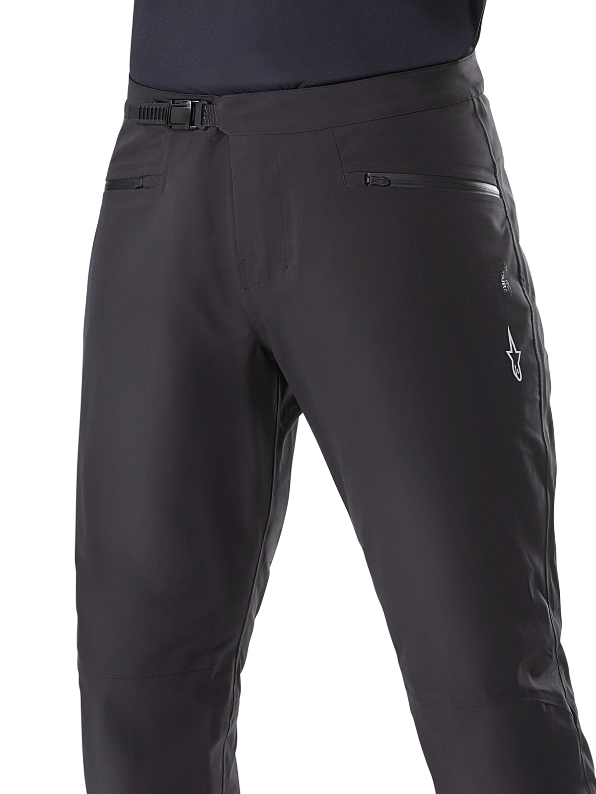 Alpinestars A-Dura wasserdichte Hose, MTB-Hose, Schwarz, Nahaufnahme der Taille mit Ratschensystem und Reißverschlusstaschen, weißes Alpinestars-Logo am Oberschenkel, strapazierfähiges Textil für Fahrten auf nassen Trails