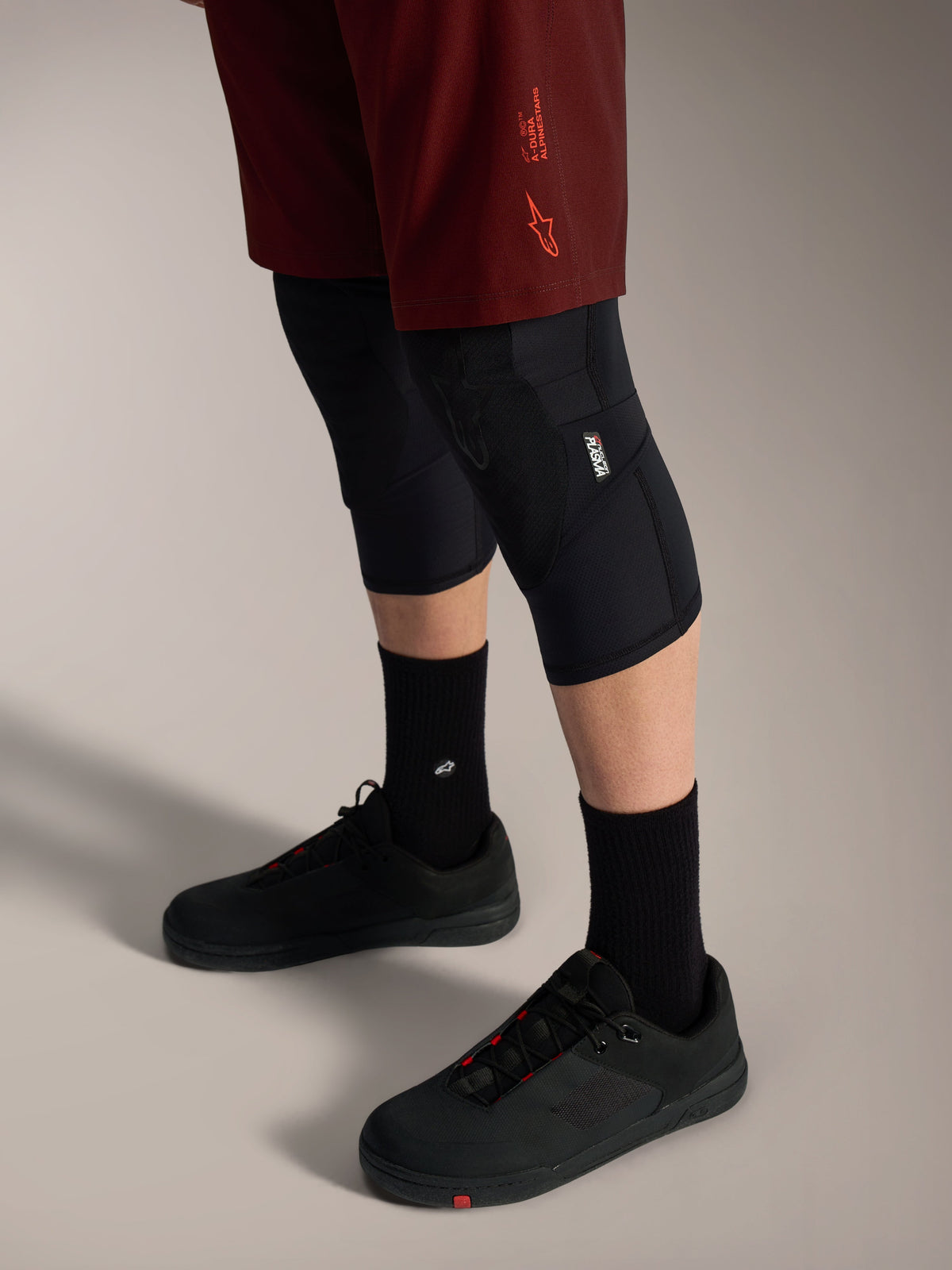 Alpinestars A-Dura Ride Shorts in Bordeaux, strapazierfähige MTB-Shorts mit Stretch-Passform und Astars-Logo.