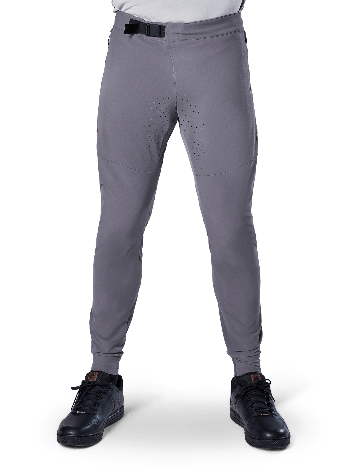 Alpinestars A-Aria Elite Hose, Mountainbike-Hose, Dunkelgrau, mit Laserperforationen an den Oberschenkelinnenseiten zur Belüftung und einem magnetischen Schnallenverschluss am Bund, Performance-Passform mit schmal zulaufenden Beinen, getragen mit schwarzen Sportschuhen