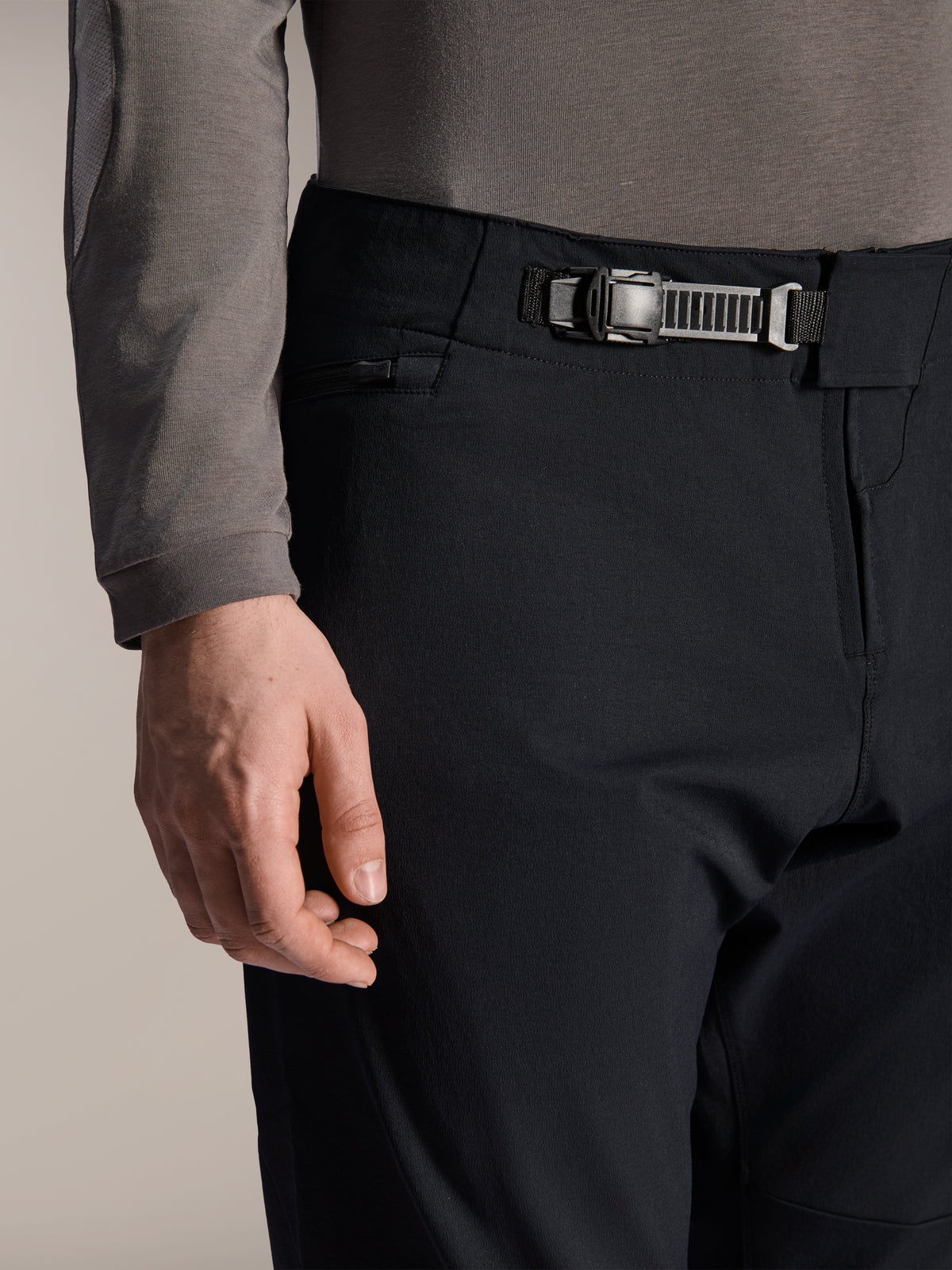 Alpinestars A-Dura Elite Hose, Schwarz, Nahaufnahme des vorderen Ratschenverschlusssystems und Reißverschlusses, seitliche Reißverschlusstasche, technische Mountainbike-Hose aus strapazierfähigem Cordura-Gewebe