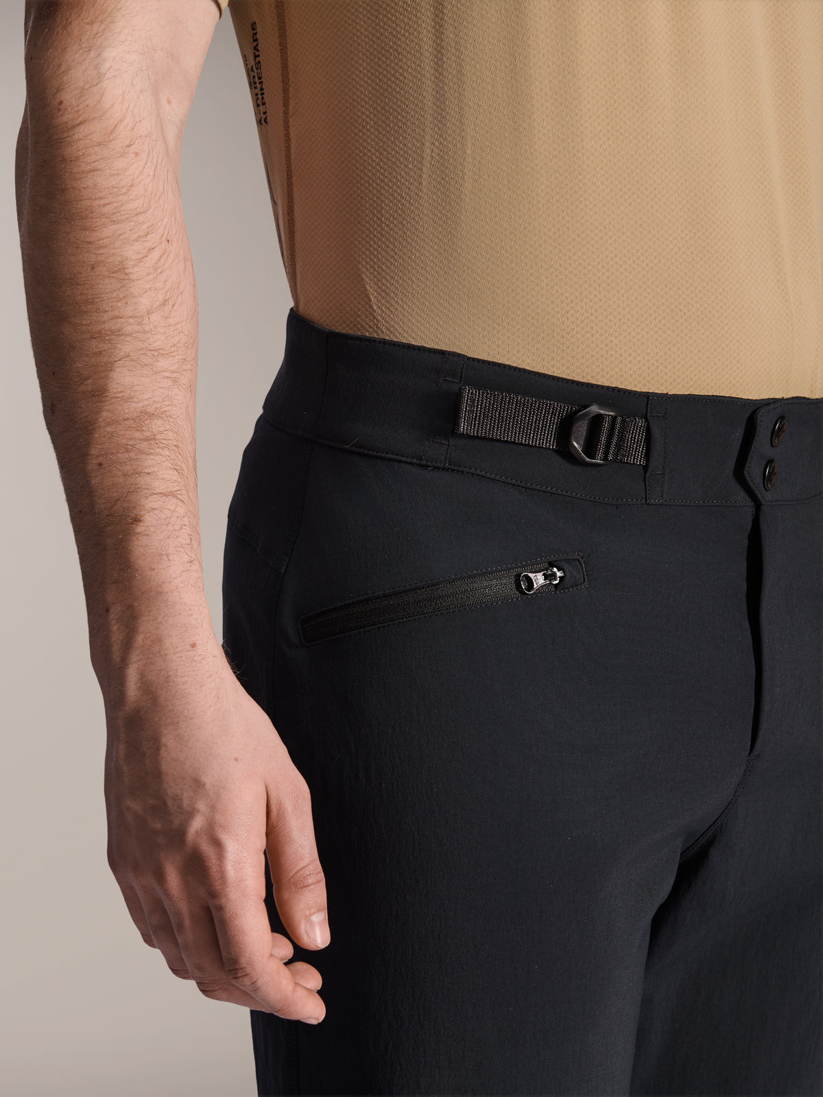 Alpinestars A-Dura Shorts, schwarze MTB-Shorts, Nahaufnahme mit Reißverschlusstasche und verstellbarem Seitenzugband, doppelter Druckknopfverschluss, strapazierfähiges Gewebe für Mountainbiking