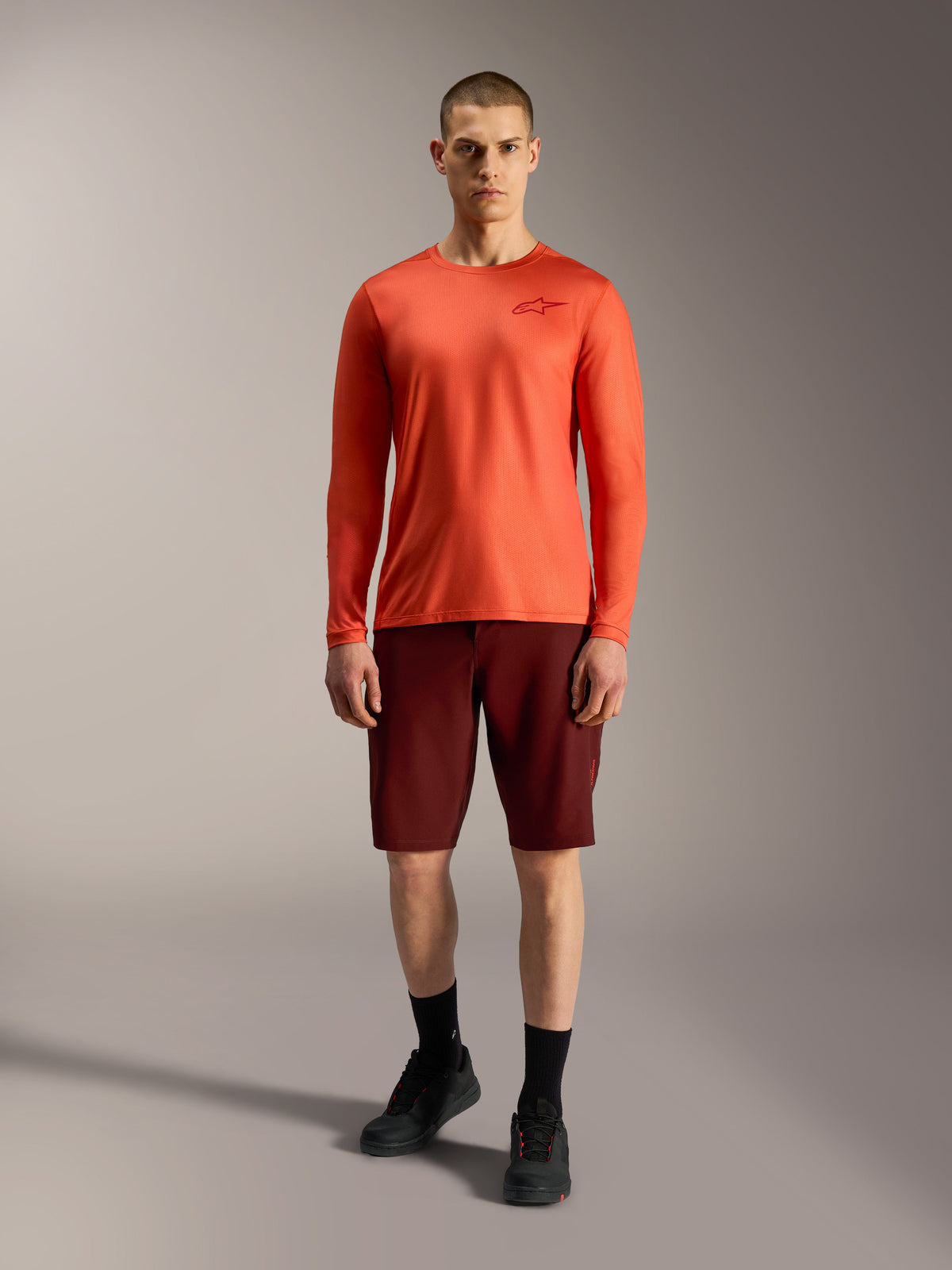 Alpinestars A-Dura Ride Shorts in Bordeaux und oranges Jersey, strapazierfähige Mountainbike-Bekleidung für Herren.
