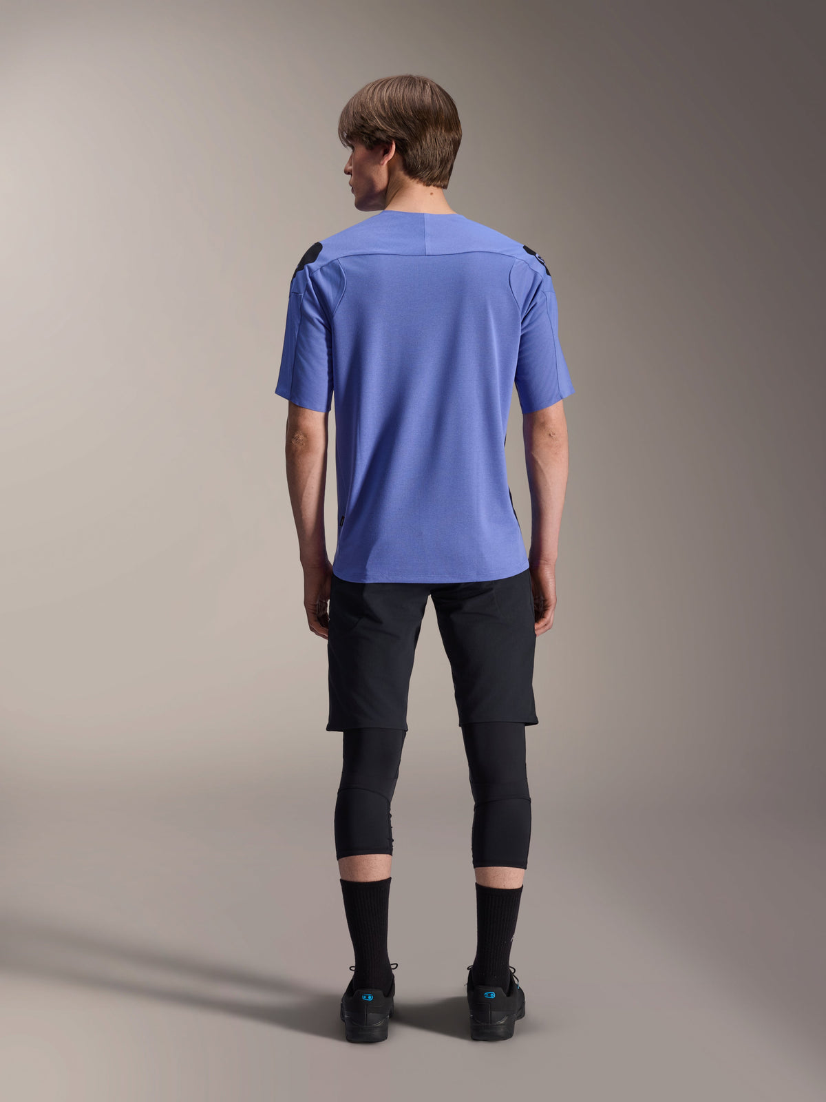 Alpinestars A-Aria Polartec Elite Short Sleeve Jersey, Baja Blue, back view, worn by model with black mountain bike shorts and knee protection, performance cycling apparel