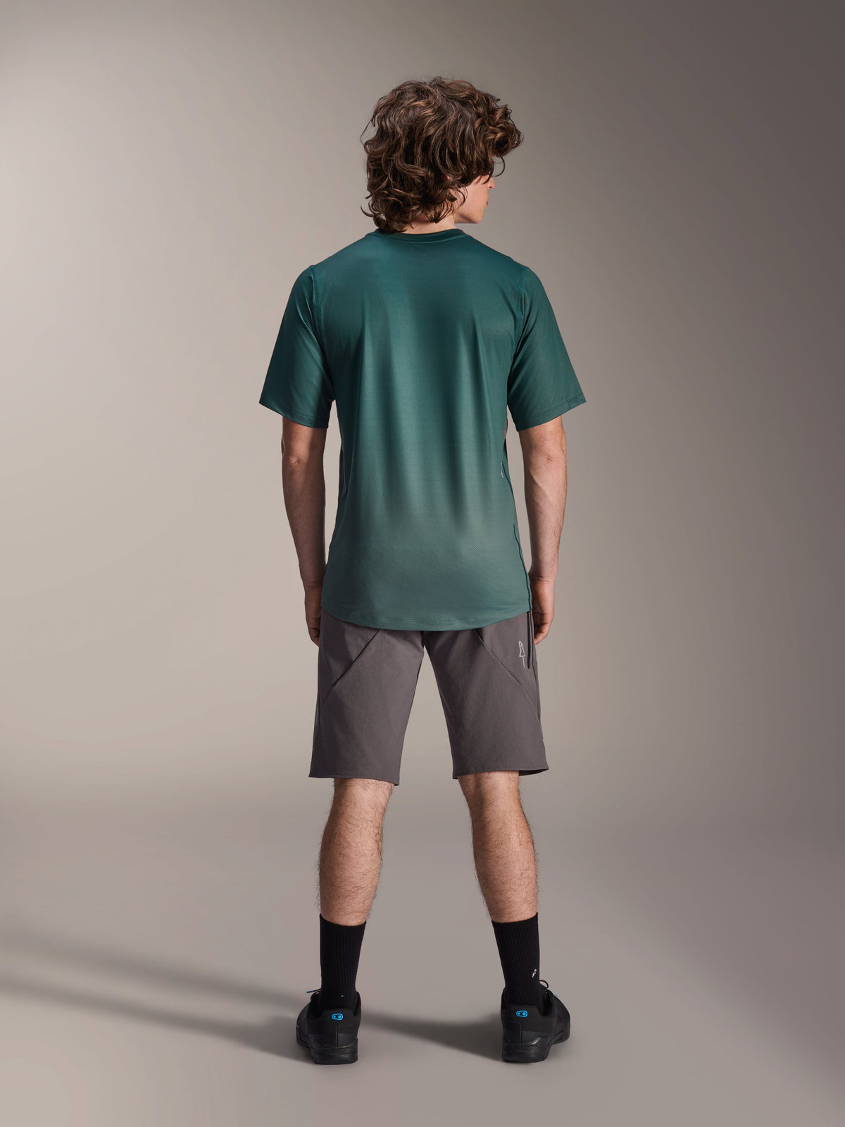 Alpinestars A-Dura Rise Kurzarmtrikot, Silver Pine Grün, Rückansicht eines männlichen Models mit grauen Shorts und schwarzen Socken, mit längerem abfallendem Saum und regulärer Passform für das Mountainbiken