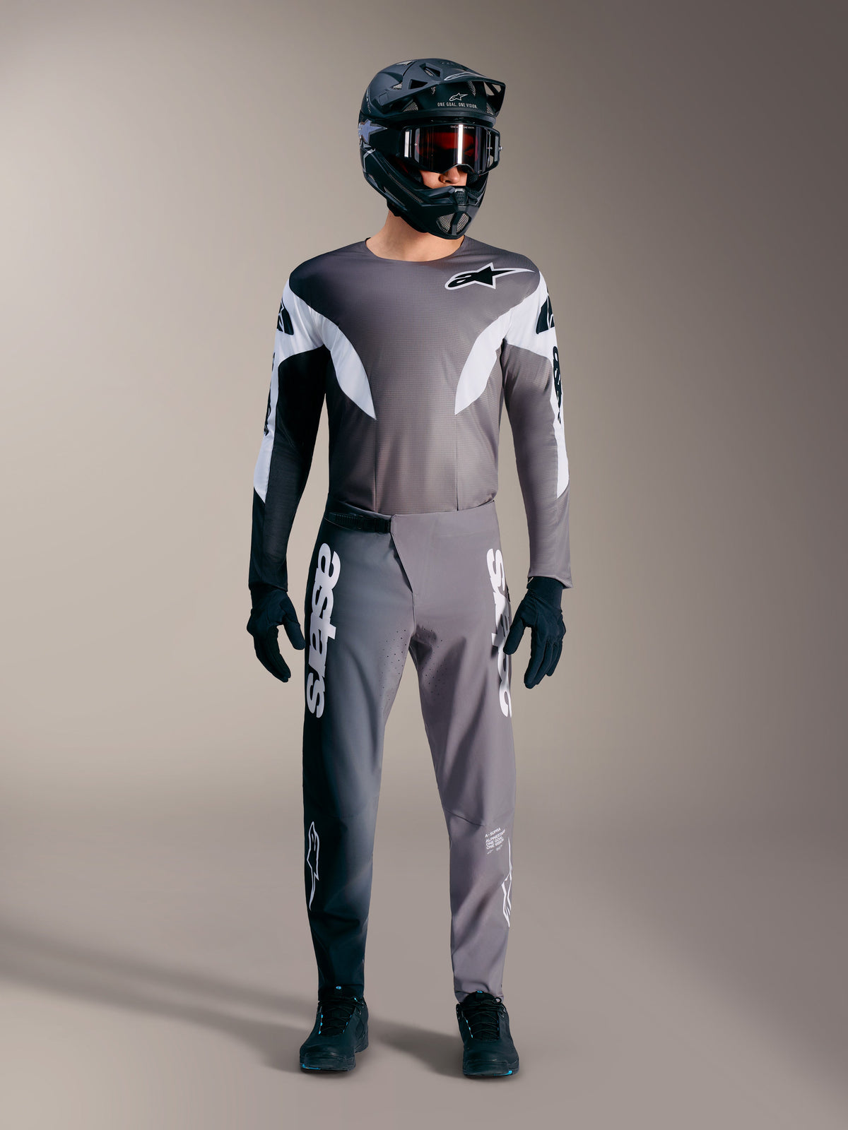 Alpinestars A-Supra Elite MTB-Ausrüstung in Faded Gray, mit Performance-Trikot, Hose und markanten weißen Logos.