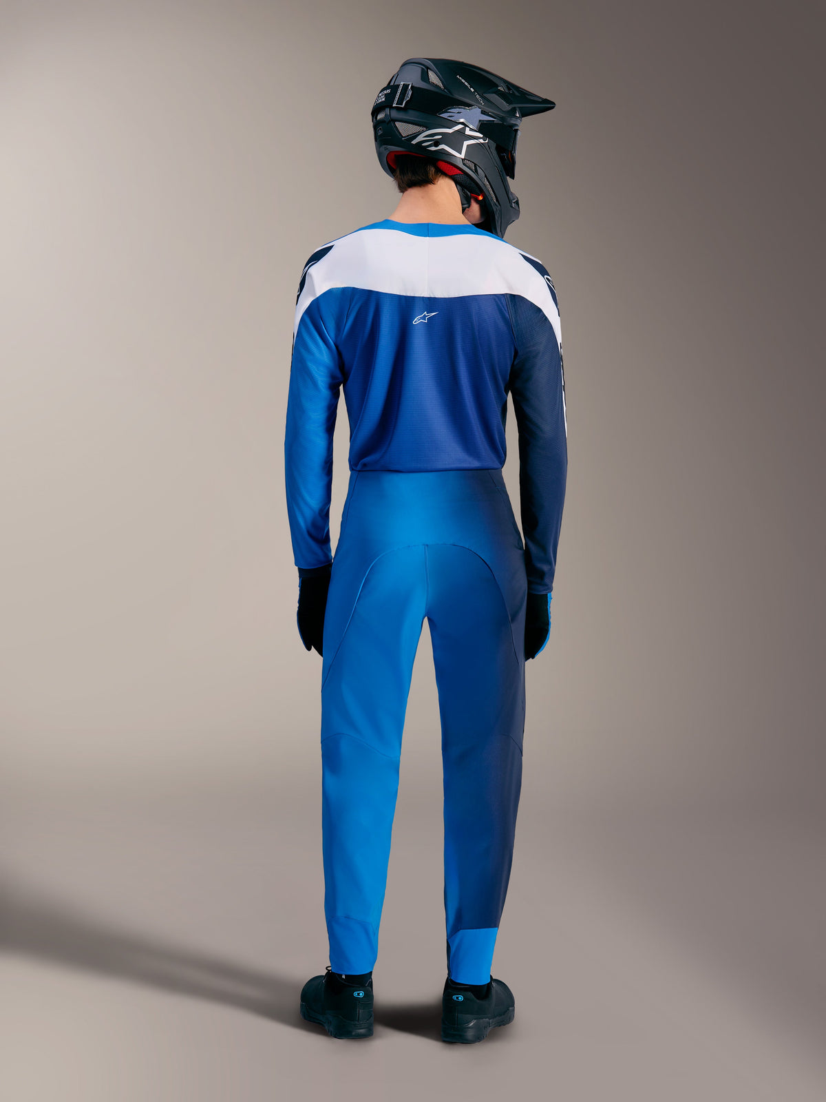 A-Supra Elite MTB-Set in Faded Bright Blue, Rückansicht des Trikots mit Farbverlauf und Hose mit weißen Paneelen.