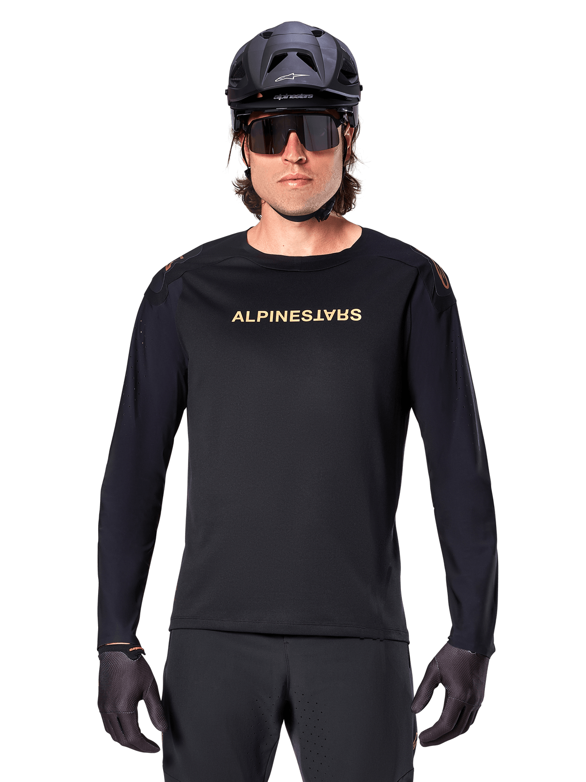 Alpinestars A-Aria Polartec Switch Langarmtrikot, Schwarz, goldenes Alpinestars-Logo auf der Brust, kombiniert mit schwarzem MTB-Helm, dunkler Sonnenbrille und schwarzen Handschuhen, professionelle Mountainbike-Trail-Ausrüstung