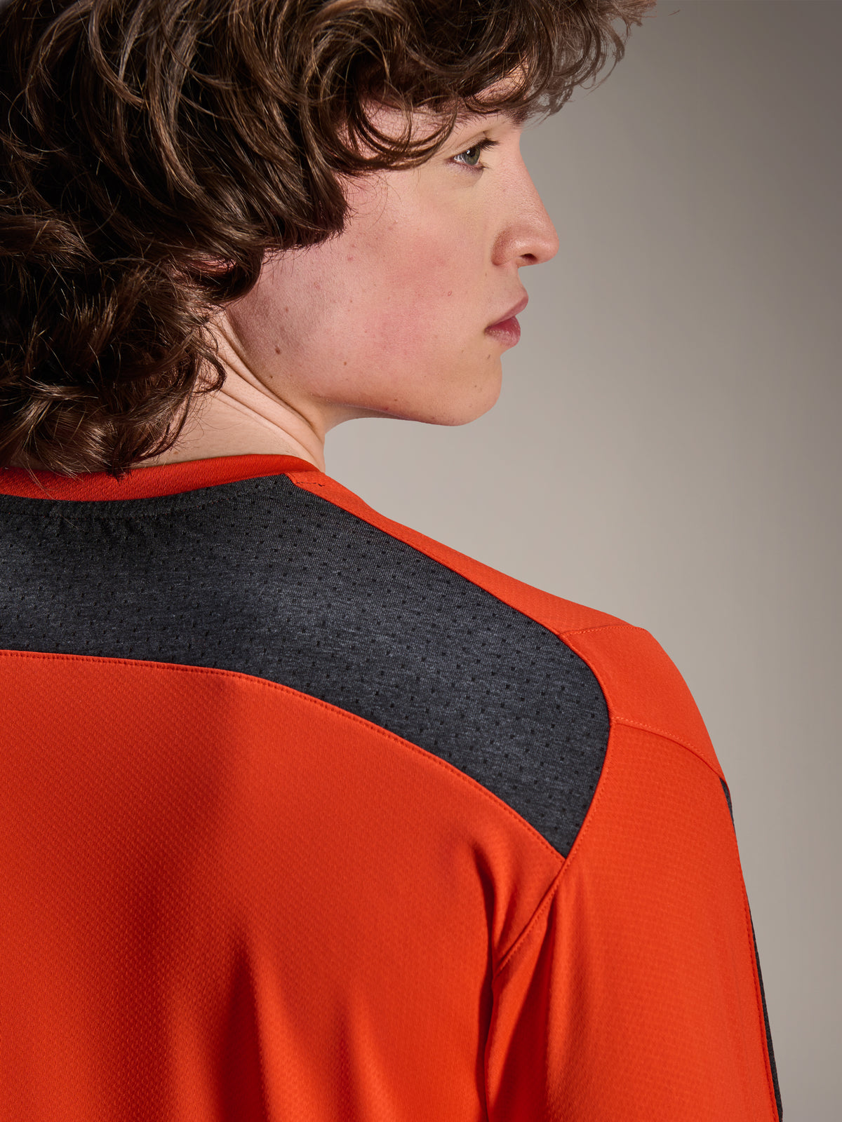 Alpinestars A-Dura Insert Astar Trikot, Langarm-MTB-Trikot, Spicy Orange, mit dunkelgrauen Mesh-Einsätzen an der Schulter und am oberen Rücken, strapazierfähiges Textil für Offroad-Performance
