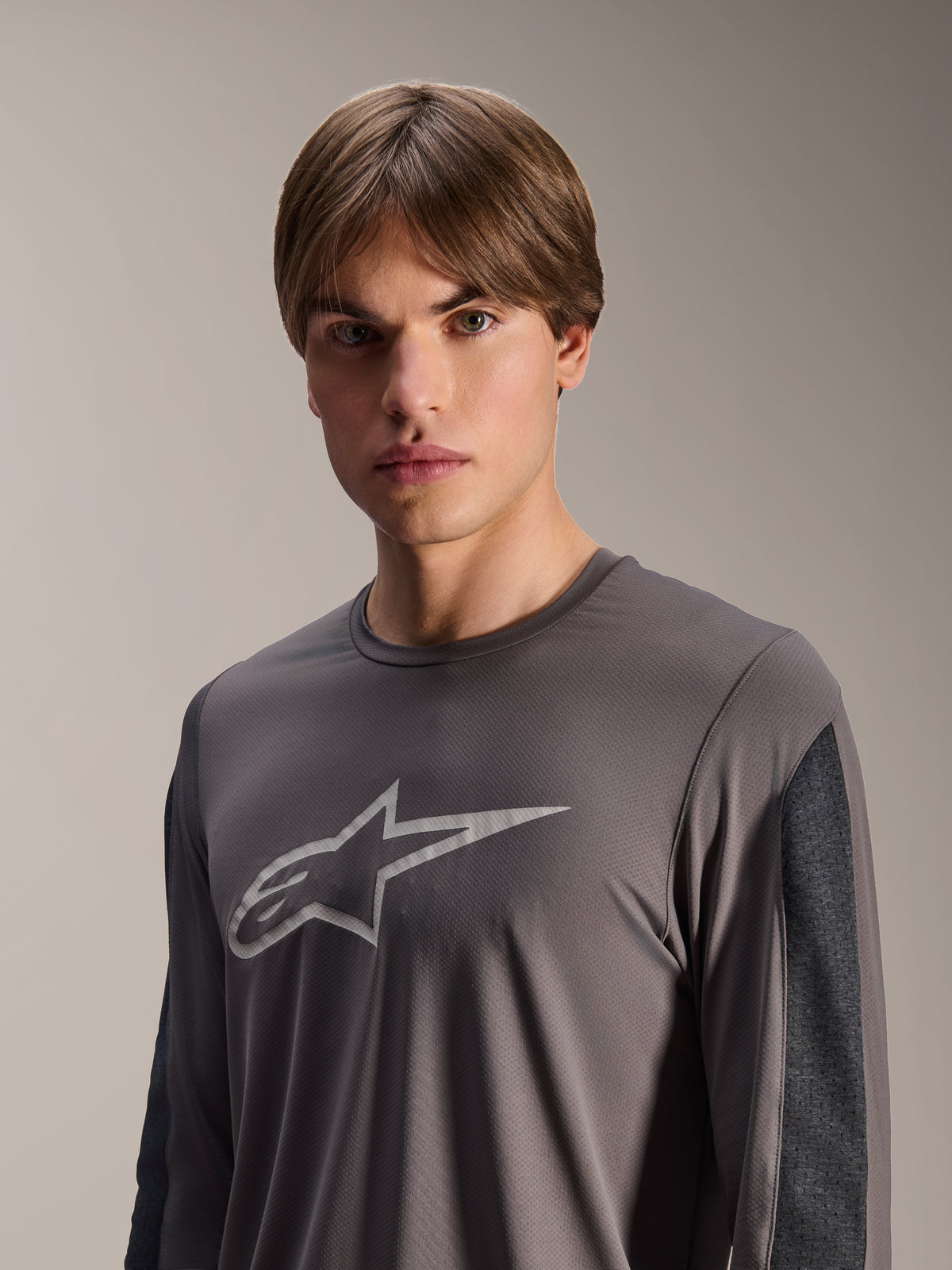 Alpinestars A-Dura Insert Astar Jersey, Langarm-MTB-Trikot, Dunkelgrau, mit einem hellgrauen Astar-Logo auf der Brust und kontrastierenden dunkelgrauen Ärmeleinsätzen, technische Performance-Bekleidung für den Offroad-Radsport