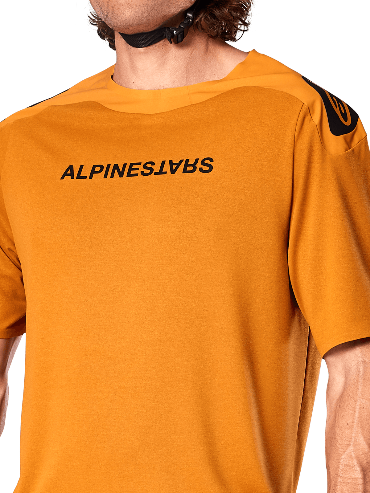 Alpinestars A-Aria Polartec Switch Jersey, kurzärmeliges MTB-Trikot, Dunkelgold, mit gespiegeltem schwarzem Alpinestars-Logo auf der Brust, technisches Funktionsgewebe für Mountainbike-Trailfahrten