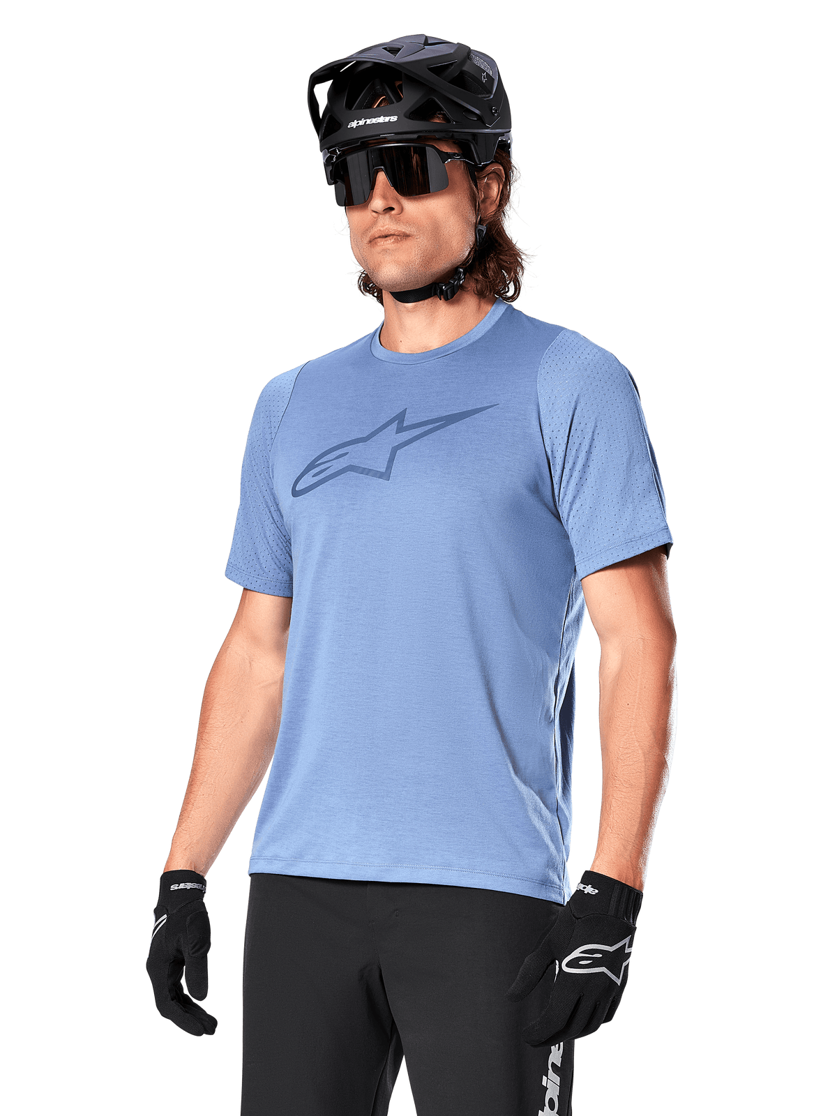 Alpinestars A-Dura Dri Astar Kurzarmtrikot, Infinity Blue, Mountainbike-Trikot mit Mesh-Ärmelbelüftung und großem Brustlogo, kombiniert mit schwarzem Helm, Sonnenbrille und Handschuhen, technische MTB-Performance-Bekleidung