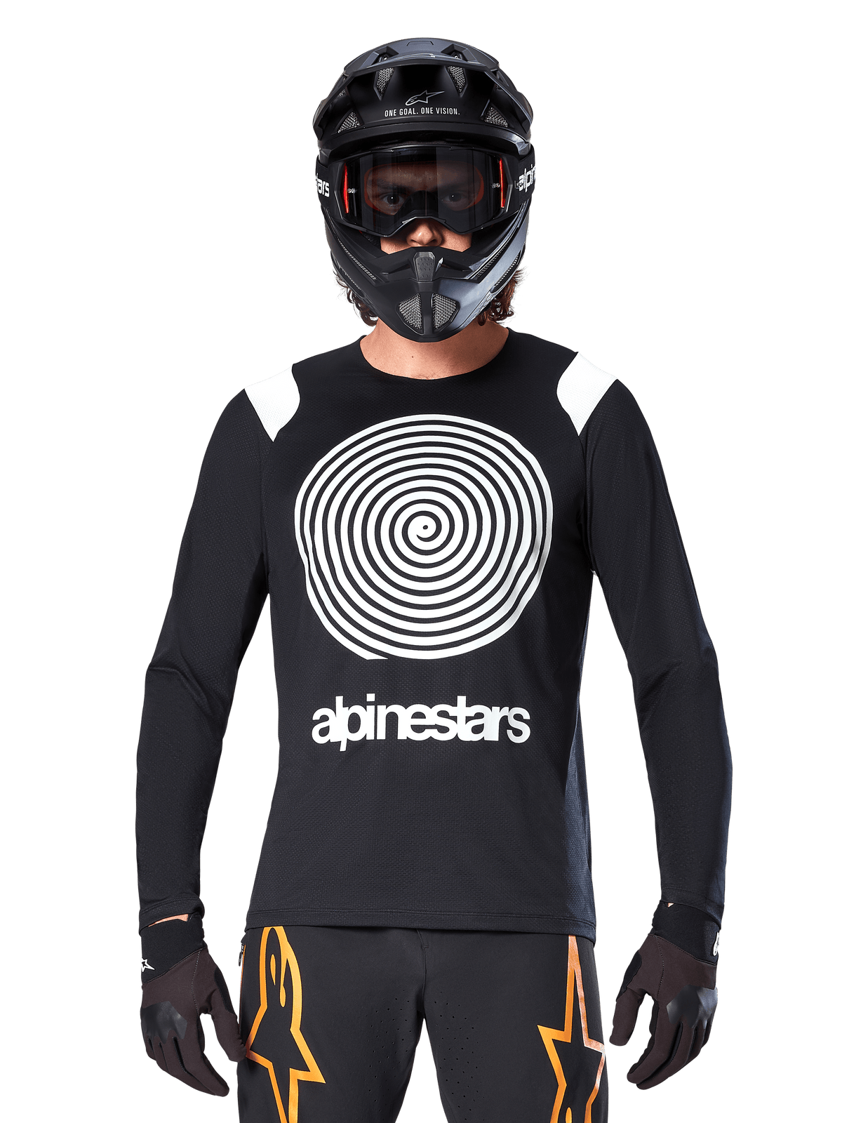 Alpinestars A-Supra Oscar Langarmtrikot, Schwarz mit weißer Spiralgrafik und Schulterakzenten, getragen von einem Fahrer mit schwarzem Full-Face-Helm und Goggle, schwarz-orangefarbene Hose, Performance-Fahrradausrüstung für MTB-Gravity-Fahrten