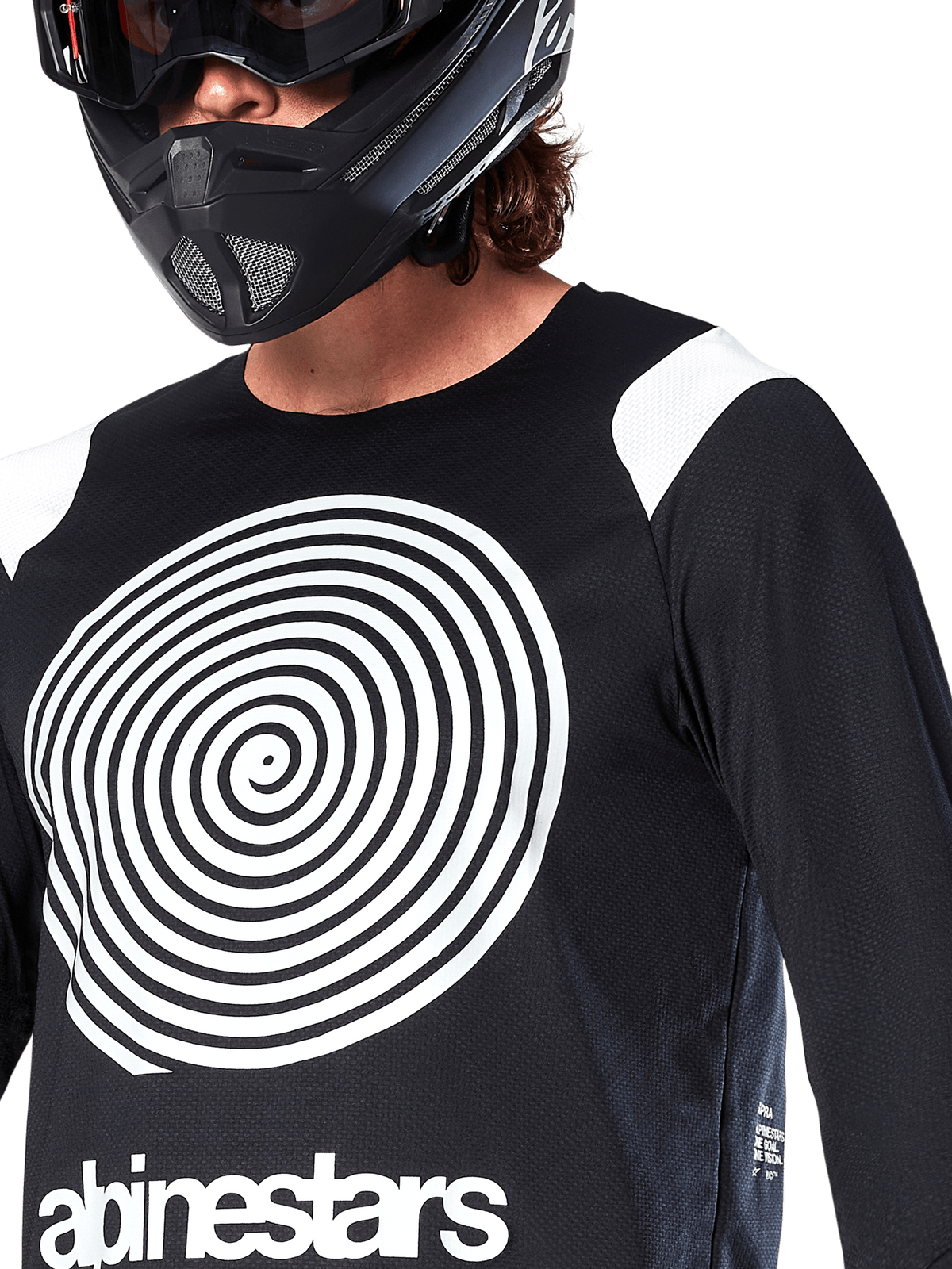 Alpinestars A-Supra Oscar Jersey, Langarmtrikot, Schwarz, mit einer großen weißen Oscar-Spiralgrafik auf der Brust und Markenlogo, getragen von einem Fahrer mit schwarzem Fullface-Helm und Goggle, Performance-Mountainbike-Bekleidung für Gravity-Sport