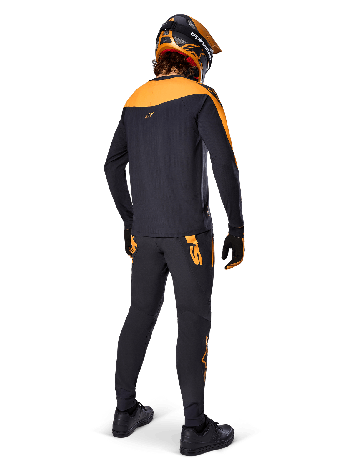 A-Supra Race Trikot – Langarm, Schwarz und Orange, Rückansicht eines Fahrers mit passender MTB-Hose, orange-schwarzem Helm und Handschuhen, Performance-Ausrüstung für Mountainbike-Rennen