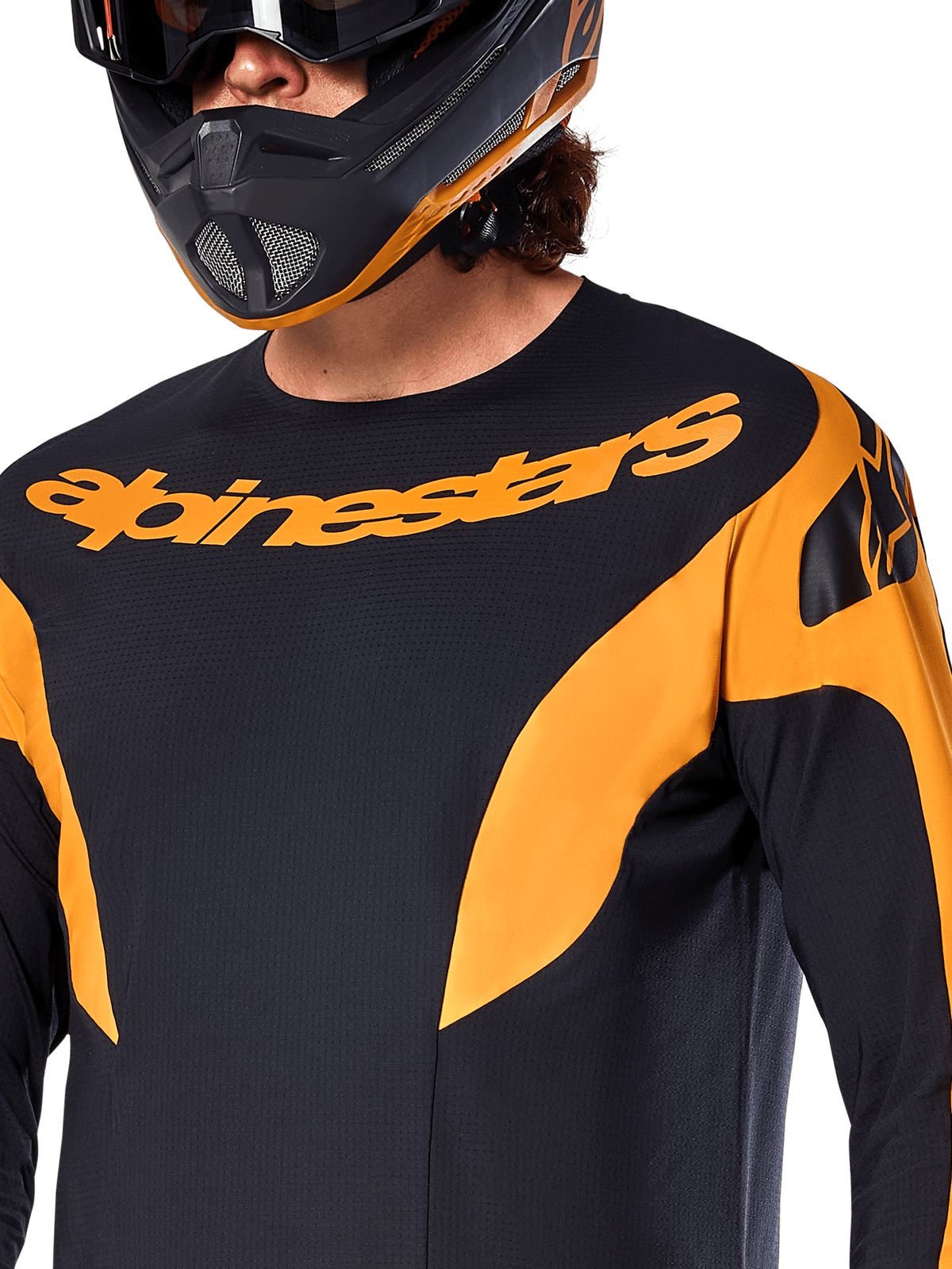 Alpinestars A-Supra Race Trikot – Langarm, Schwarz mit orangefarbenen Grafikelementen, großer oranger Alpinestars-Schriftzug auf der Brust, abgebildet an einem Fahrer mit passendem schwarz-orangem Full-Face-Helm, Performance-MTB-Rennausrüstung