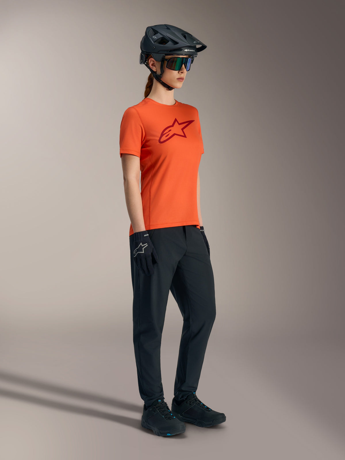 Oranges Stella A-Dura Ride Kurzarmtrikot mit rotem Brustlogo, technische Damen-MTB-Bekleidung für Trail-Performance.