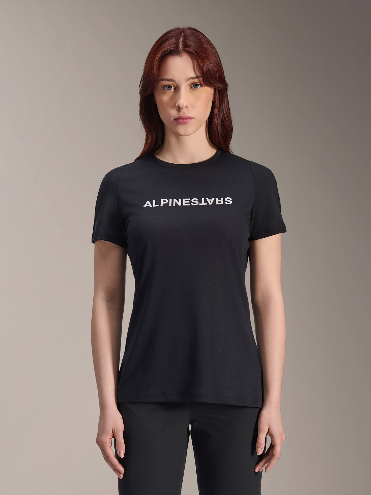 Alpinestars Stella A-Dura Dri Switch Trikot, Damen Kurzarm-MTB-Shirt, Schwarz mit weißem Alpinestars Brustlogo, lässige Performance-Passform, technisches feuchtigkeitsableitendes Material für Mountainbiking