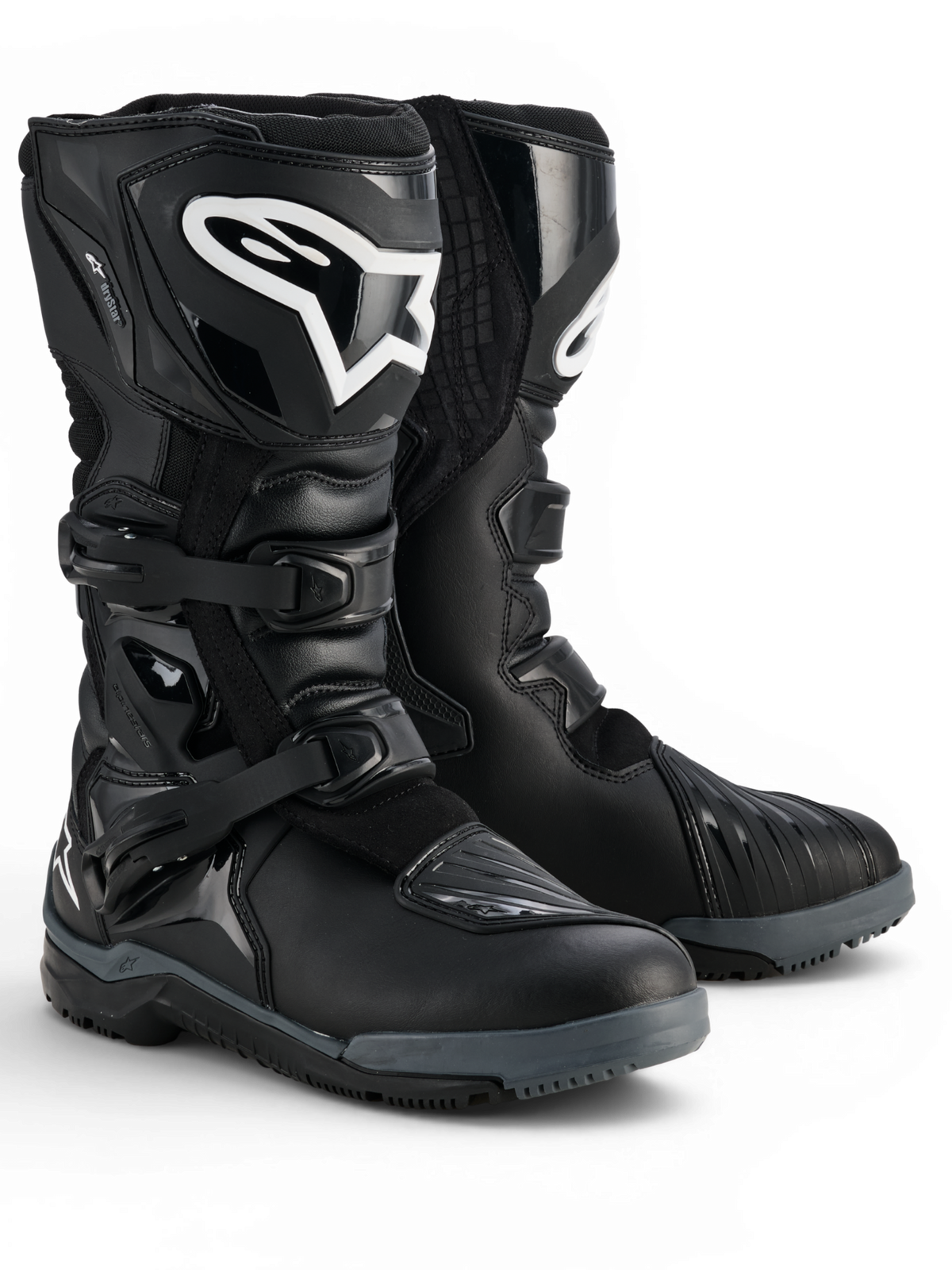 Alpinestars Corozal V2 Adventure Drystar® Stiefel, schwarze wasserdichte Adventure-Motorradstiefel mit TPU-Schienbeinplatten, seitlichem Knöchelschutz, verstellbaren Schnallen und geländetauglichen Sohlen, Paaransicht.