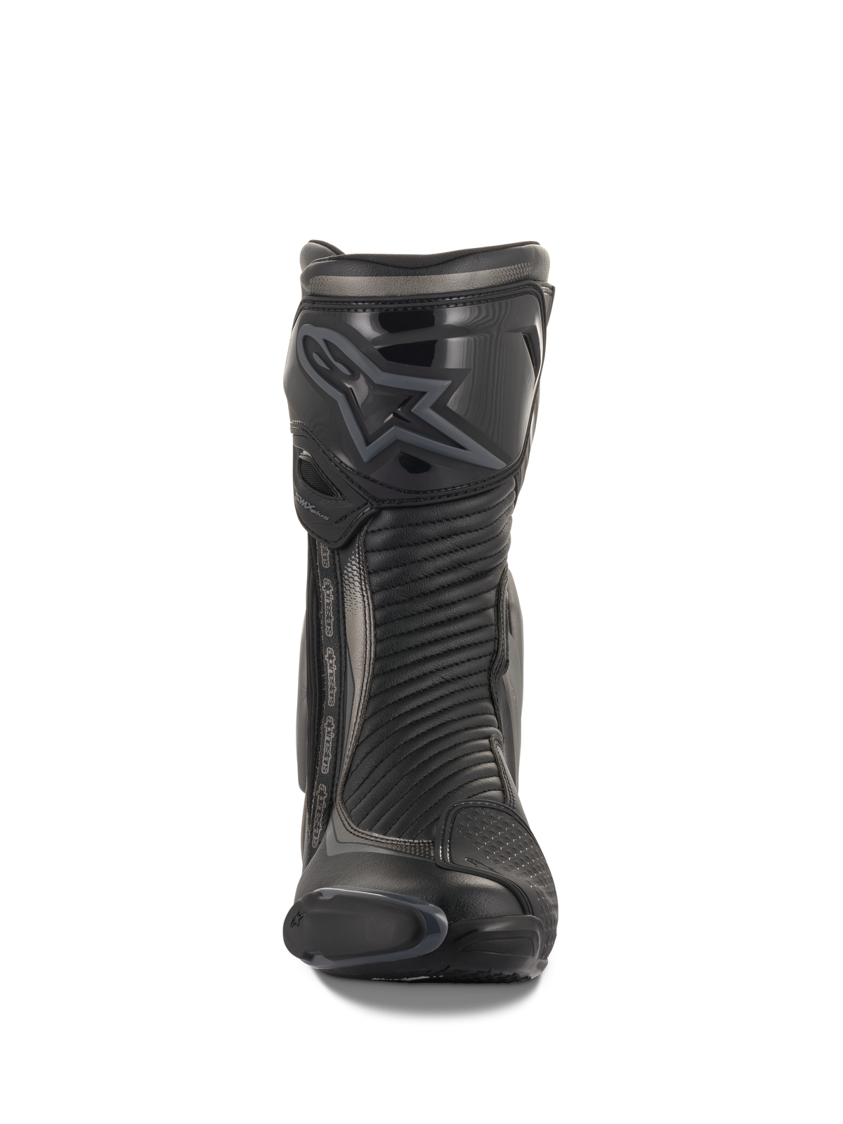 Alpinestars SMX Plus V2 Stiefel, Renn- und Sport-Motorradstiefel, Schwarz und Dunkelgrau, Vorderansicht mit konturiertem TPU-Schienbeinschutz und Alpinestars-Logo, Akkordeon-Flex-Zonen für Bewegungsfreiheit und einem schlanken, aerodynamischen Profil für Performance-Fahrten.