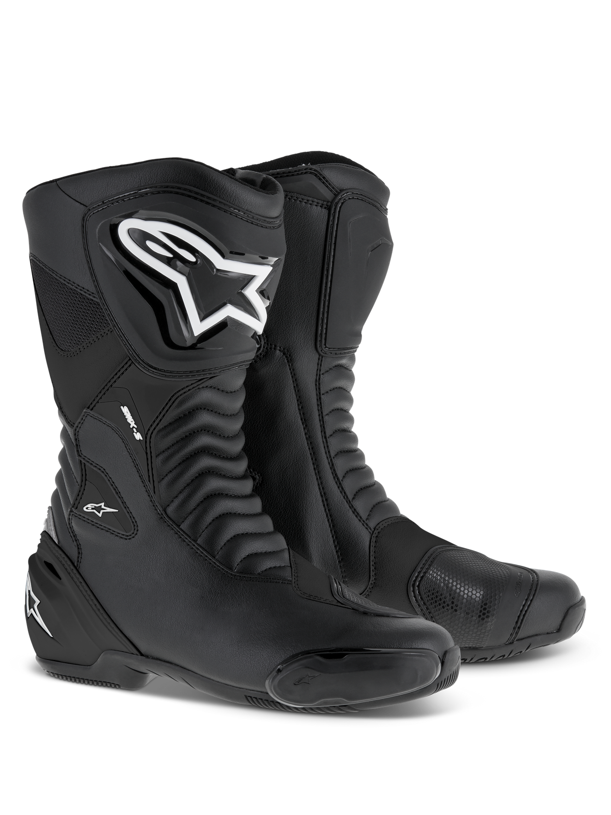 Alpinestars SMX S Stiefel, Sport-Motorradstiefel, Schwarz und Weiß, hohes Stiefeldesign mit großen weißen Logos, verstärkten Schutzschilden an Schienbein und Ferse sowie flexiblen Akkordeon-Paneelen für Performance auf Rennstrecke und Straße.