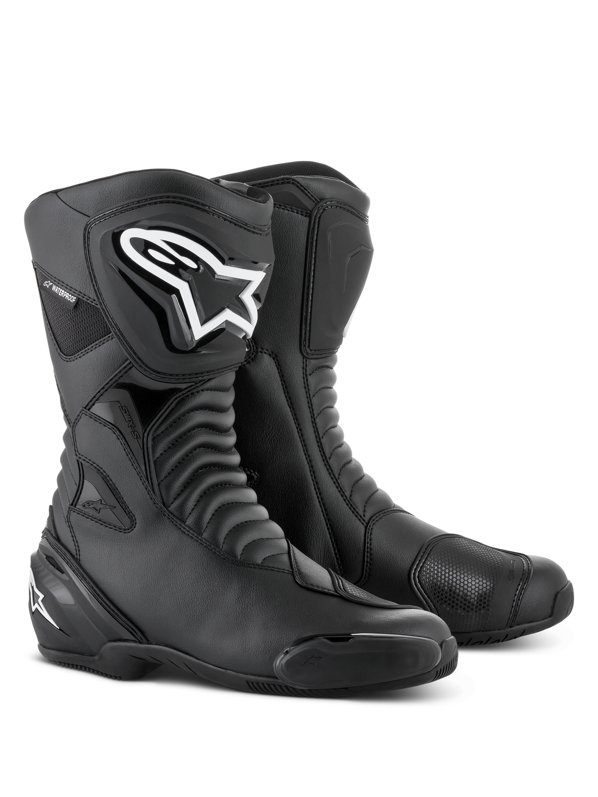 Alpinestars SMX S Waterproof Stiefel in Schwarz, hohe Motorradstiefel mit Akkordeon-Flexzonen, markantem weißen Alpinestars-Logo auf dem TPU-Schienbeinschutz, verstärkten Schaltpolstern und austauschbaren Zehenschleifern, konzipiert für Sport-Touring und Allwetter-Straßenfahrten.