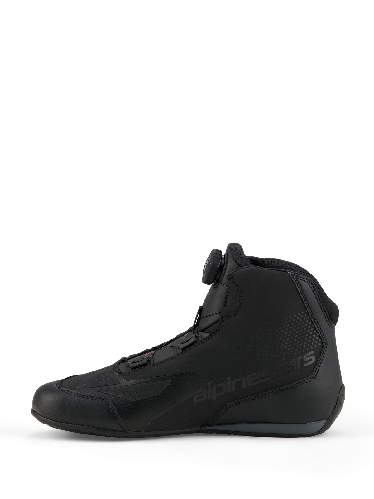 Alpinestars Celer Schuhe, Sport- und Renn-Motorradschuhe, Schwarz und Dunkelgrau, Seitenprofil-Ansicht mit integriertem Rotor-Verschlusssystem-Drehrad, technische Mikrofaser-Konstruktion mit Alpinestars-Branding, stromlinienförmiges Design für Performance