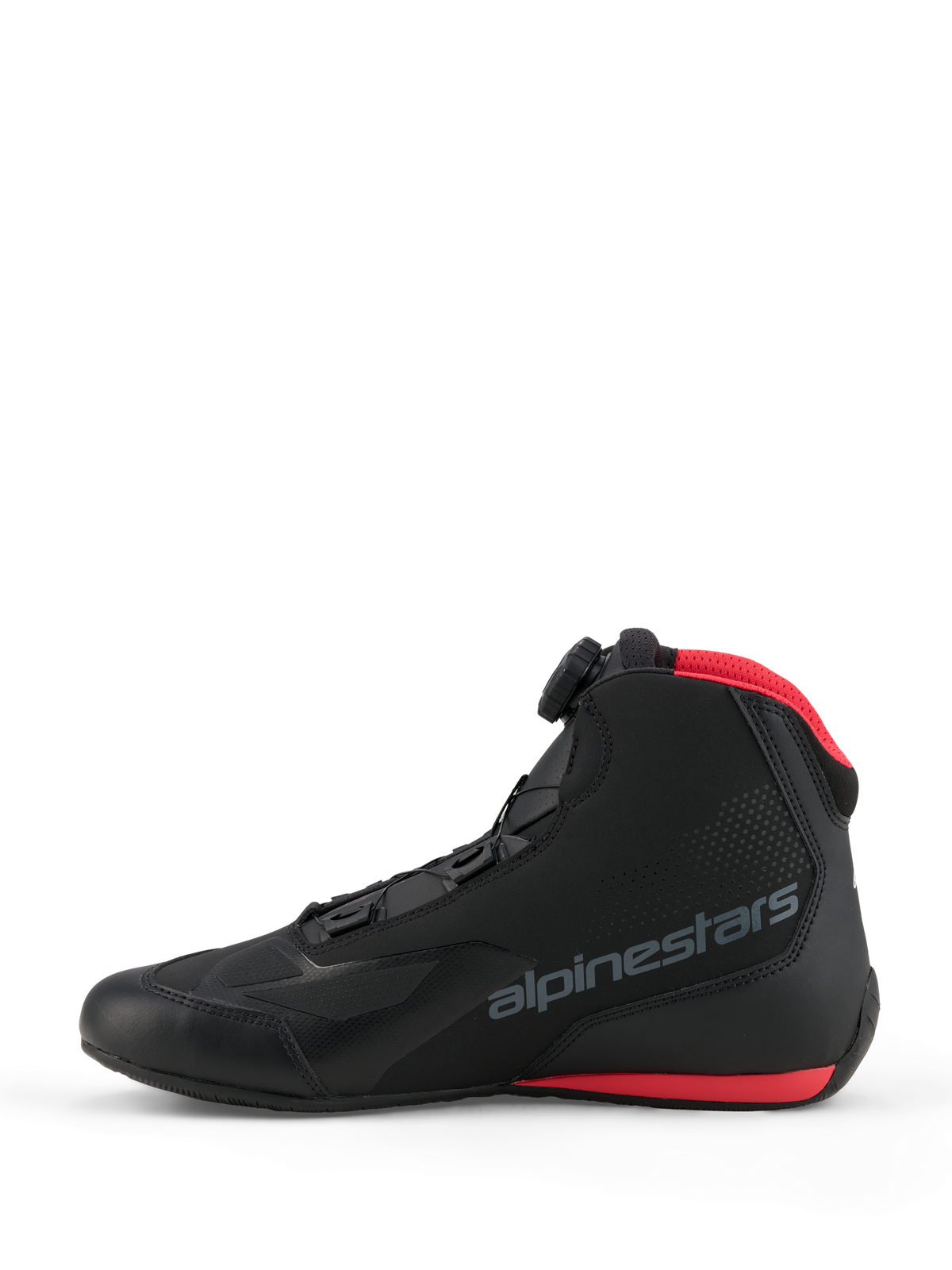 Alpinestars Celer Schuhe, Motorradschuhe, Schwarz und Hellrot, Seitenansicht mit Alpinestars Rotor-Verschluss, Mikrofaser-Obermaterial mit grauem Markenlogo sowie roten Akzenten an Mesh-Kragen und Sohle.