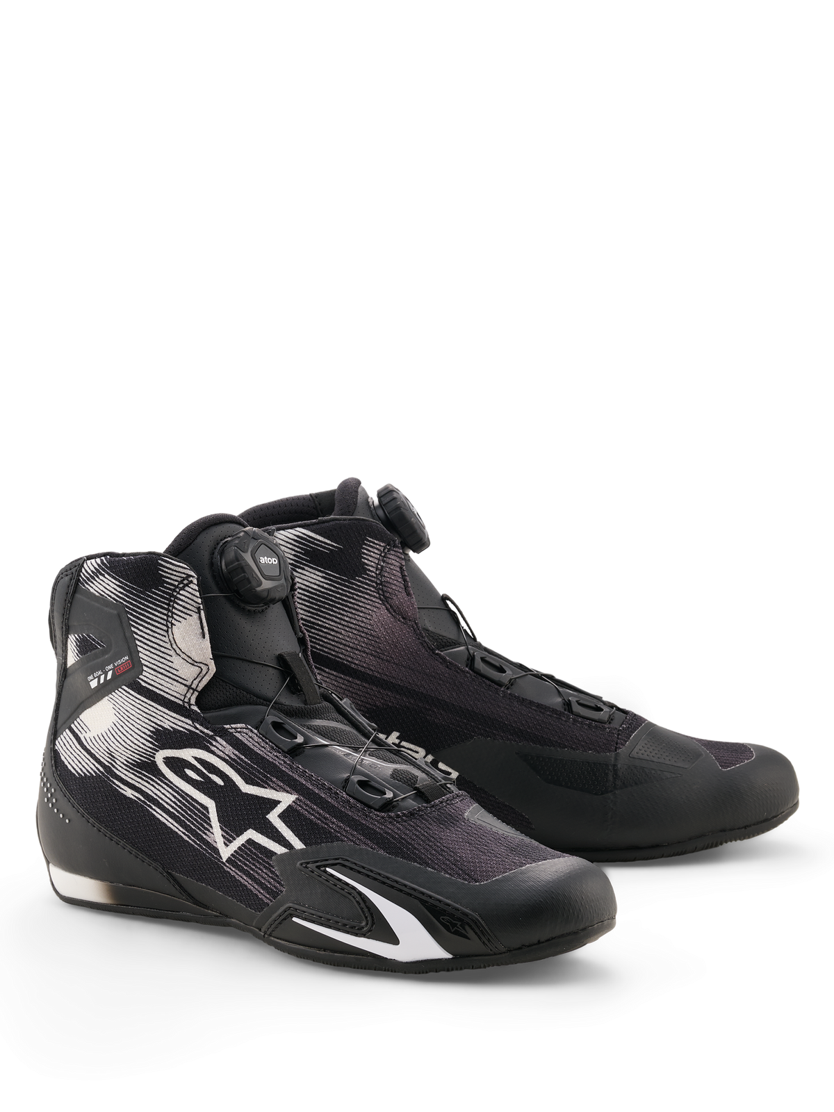 Alpinestars Celer Superair Schuhe, Motorradschuhe, Schwarz und Weiß, mit einem Rotor-Verschlusssystem an der Zunge, weißem Stern-Logo auf einem atmungsaktiven Textil-Obermaterial und einem sportlichen, flachen Design.