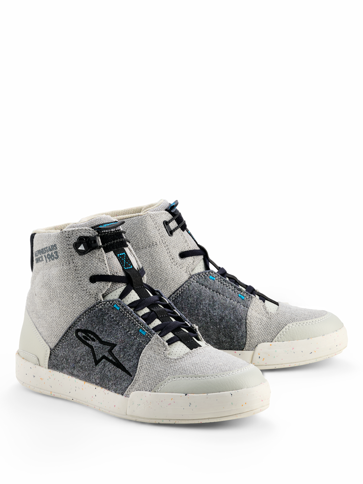Alpinestars Circal Riding Shoes, Urbane Motorradschuhe, Grau, Schwarz und Methyl Blue, High-Top-Sneaker-Stil mit hellgrauem Canvas und Paneelen aus recyceltem Filz, schwarzem Stern-Logo und gesprenkelter Gummisohle.