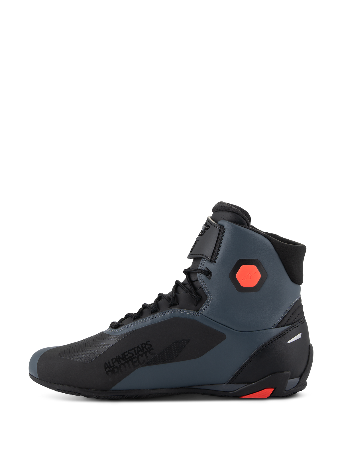 Alpinestars Faster-4 Schuhe, Motorradschuhe, Schwarz, Grau und Rot Fluo, Seitenansicht mit „Alpinestars Protects“-Branding, technische Mikrofaser-Konstruktion mit Schnürung und Klettverschluss, schützende Knöchel- und Fersendetails für Straßenfahrten