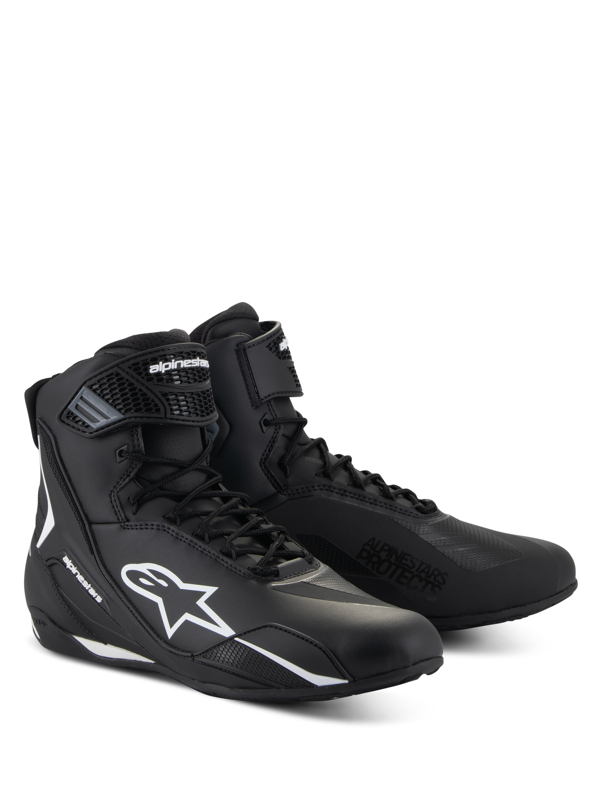 Alpinestars Faster-4 Schuhe, schwarze Motorradschuhe mit weißen Akzenten, halbhohes Design mit weißem Astars-Logo, „Alpinestars Protects“-Schriftzug im Zehenbereich, Kombination aus Schnürung und Klettverschluss