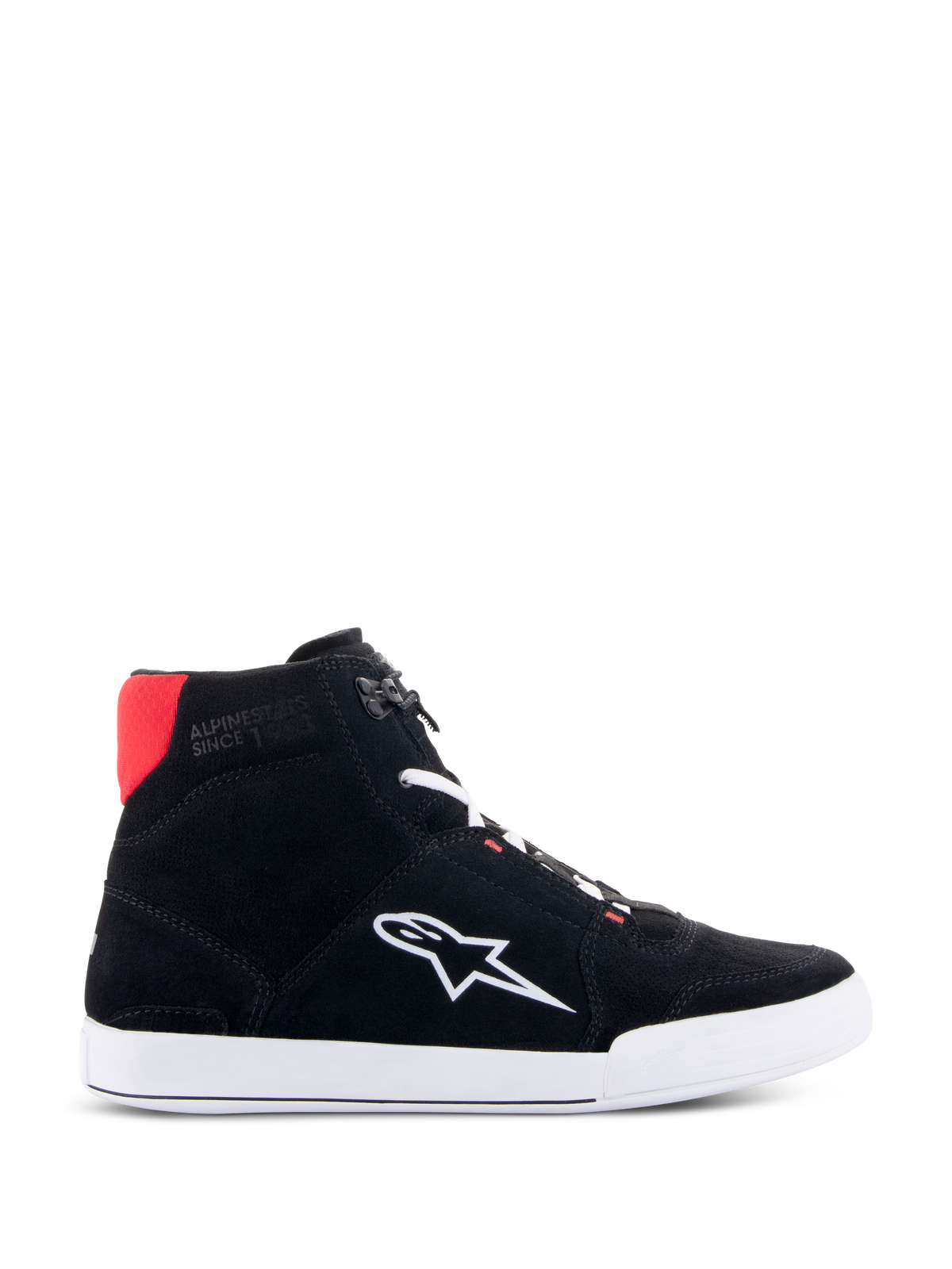 Alpinestars Chrome Riding Schuhe in Schwarz Weiß Hellrot, urban-lässiger High-Top-Motorradschuh mit schwarzem Spaltwildleder-Obermaterial, weißem Astars-Logo an der Seite, weißer Sohle und hellrotem Akzent am Fersenkragen.