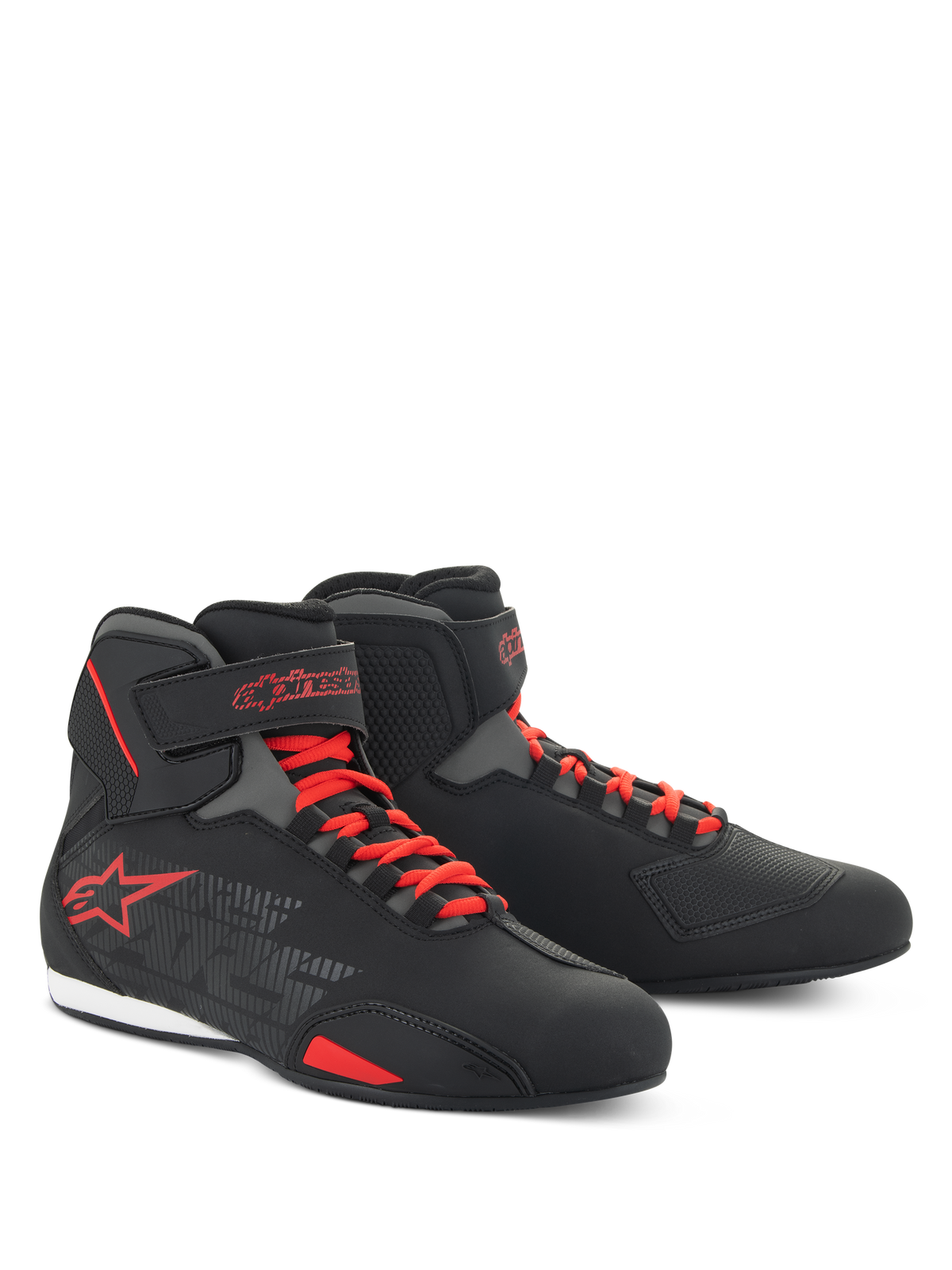 Alpinestars Sektor Schuhe, flach geschnittene Motorradschuhe, Schwarz und Bright Red, mit rotem Speed-Lacing-System, Knöchelriemen und auffälligem rotem Stern-Logo, schlanke Mikrofaser-Konstruktion für Straßen- und Sportfahrten