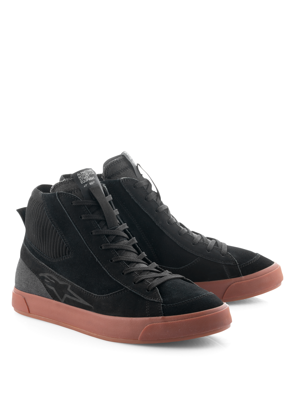 Alpinestars Stated Schuhe, Urban-Motorradschuhe, Schwarz und Gum, High-Top-Silhouette mit Obermaterial aus schwarzem Wildleder und Canvas, braune vulkanisierte Gummisohle, retro-skate-inspiriertes Design für Stadt- und Straßeneinsatz