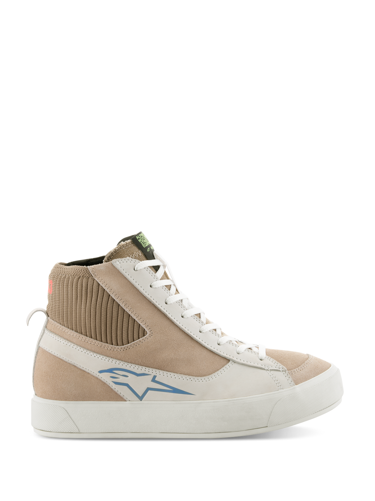 Alpinestars Stella Stated Podium Schuhe, High-Top Damen-Motorrad-Sneaker, Weiß und Hellgrau, Obermaterial aus beigem Wildleder und Leder, blaues Alpinestars-Logo, gerippter Strickkragen, dicke weiße vulkanisierte Sohle, Retro-Skate-Stil