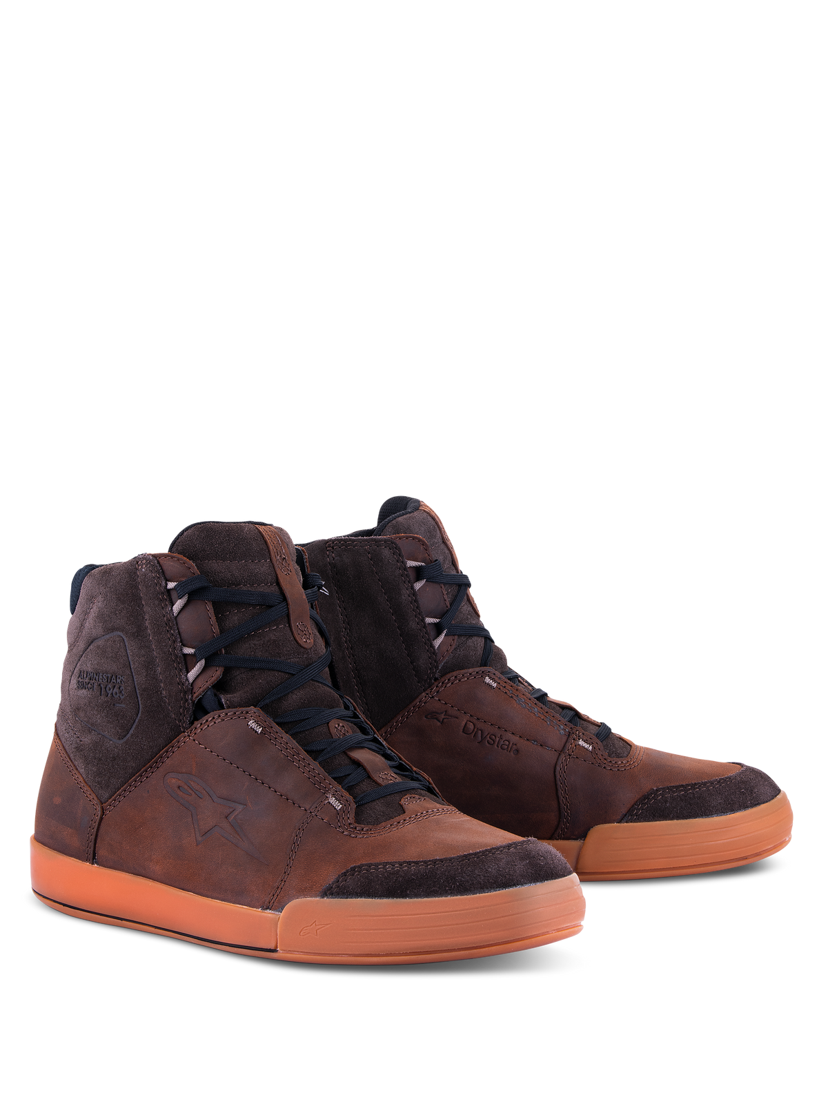 Alpinestars Chrome Crafted Drystar® Schuhe, urbane Motorradschuhe, Braun und Gum, High-Top-Konstruktion aus Leder und Wildleder, schwarze Schnürsenkel, Gummisohle, mit geprägtem Logo und Drystar-Branding, zeitgemäßes lässiges Motorrad-Schuhwerk