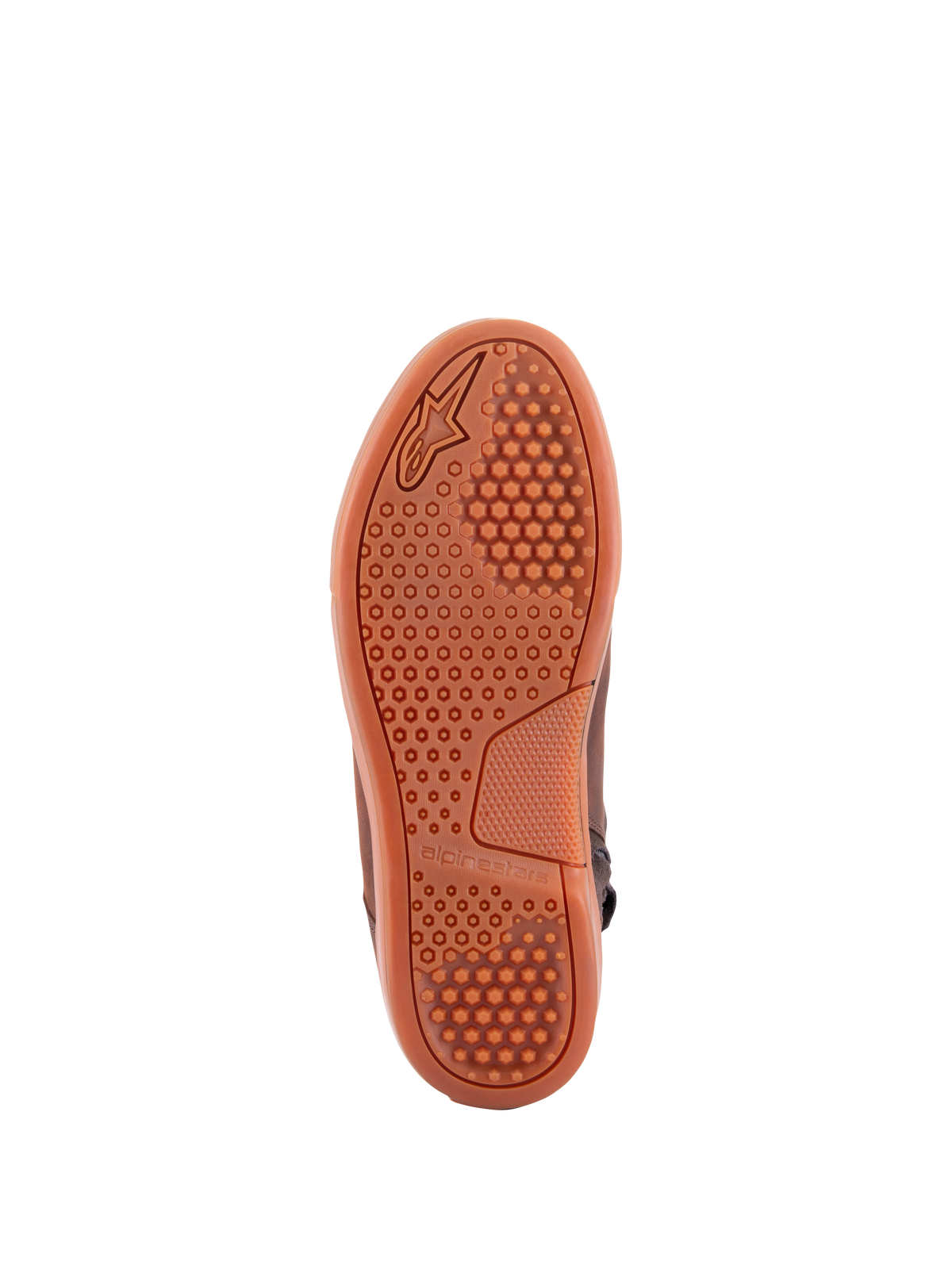 Alpinestars Chrome Crafted Drystar® Schuhe, Braun Gum, Ansicht von unten mit Gummisohle, hexagonalem Profilmuster und geprägtem Alpinestars-Branding, urbaner Motorradschuh
