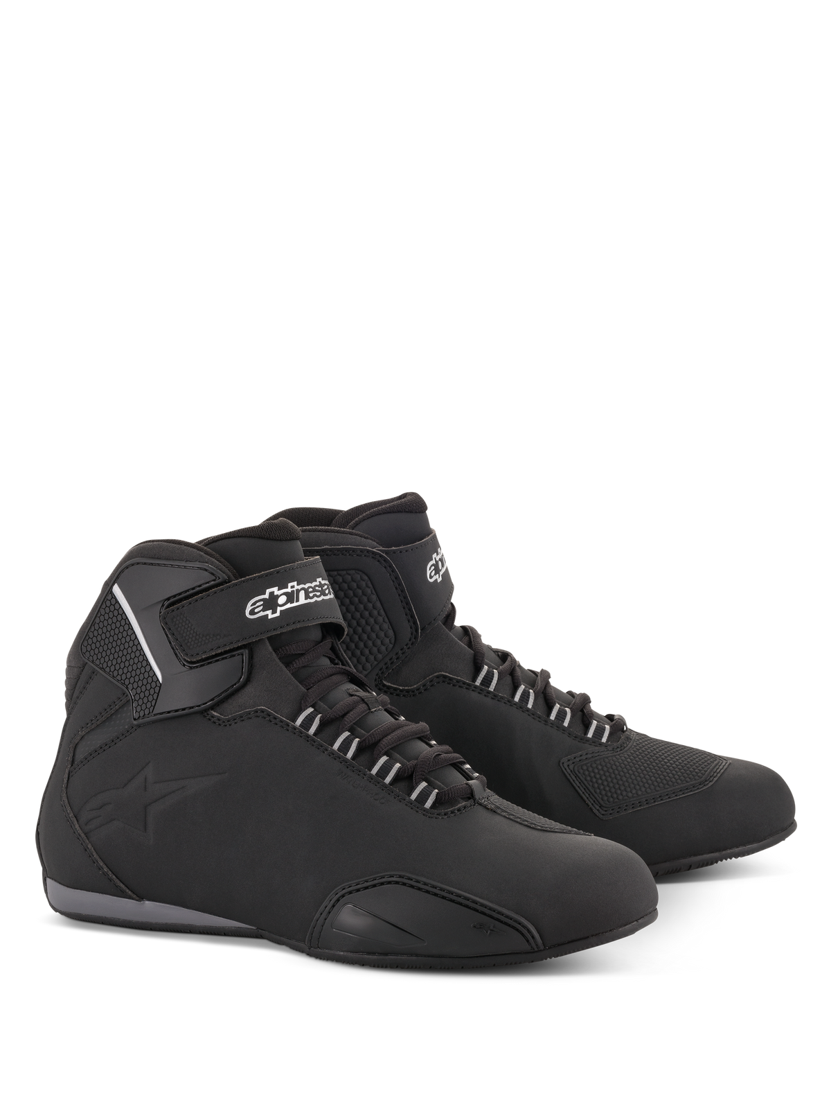Alpinestars Sektor Waterproof Schuhe, Motorradschuhe, Schwarz, halbhohe Silhouette mit Schnürsenkeln und Klettverschluss am Knöchel, weißes Alpinestars-Logo, leichtes Mikrofaser-Chassis mit verstärkten Einsätzen und Gummisohle